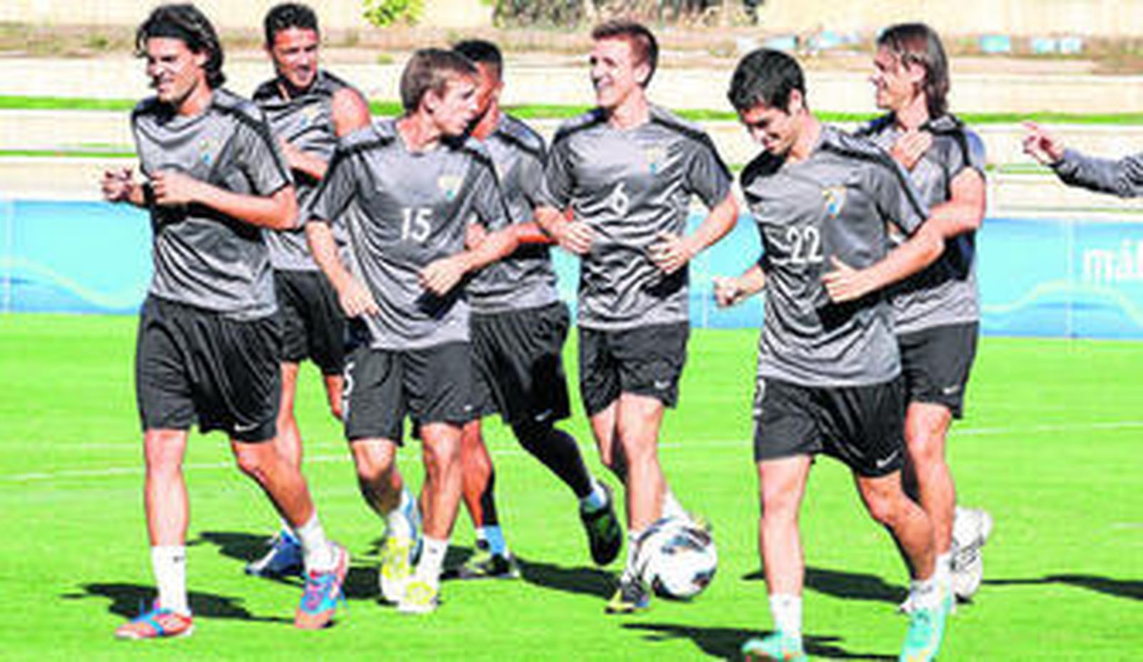 Los titulares en Anderlecht sonríen en un tramo del entrenamiento de ayer.