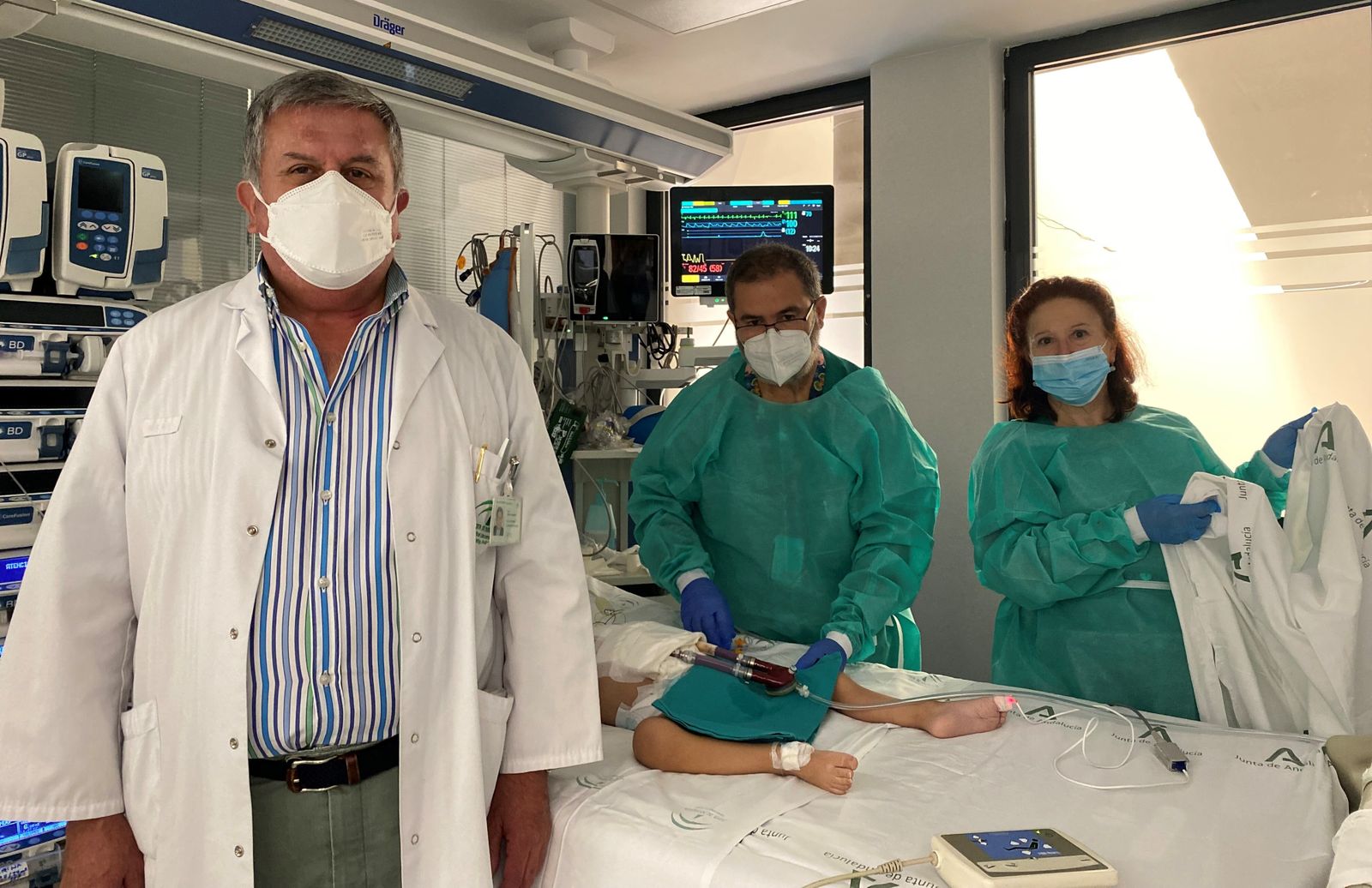 El doctor Casares visita al niño mientras recibe cuidados de enfermería.