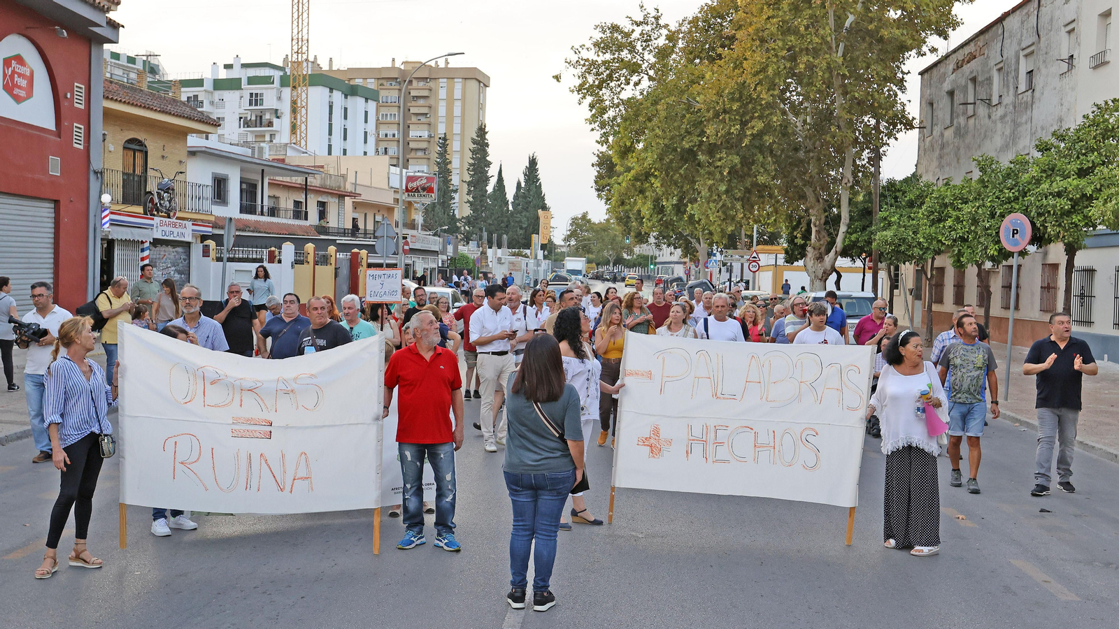 Manifestación de los vecinos de La Asunción de Jerez por los retrasos de la rehabilitación de sus bloques