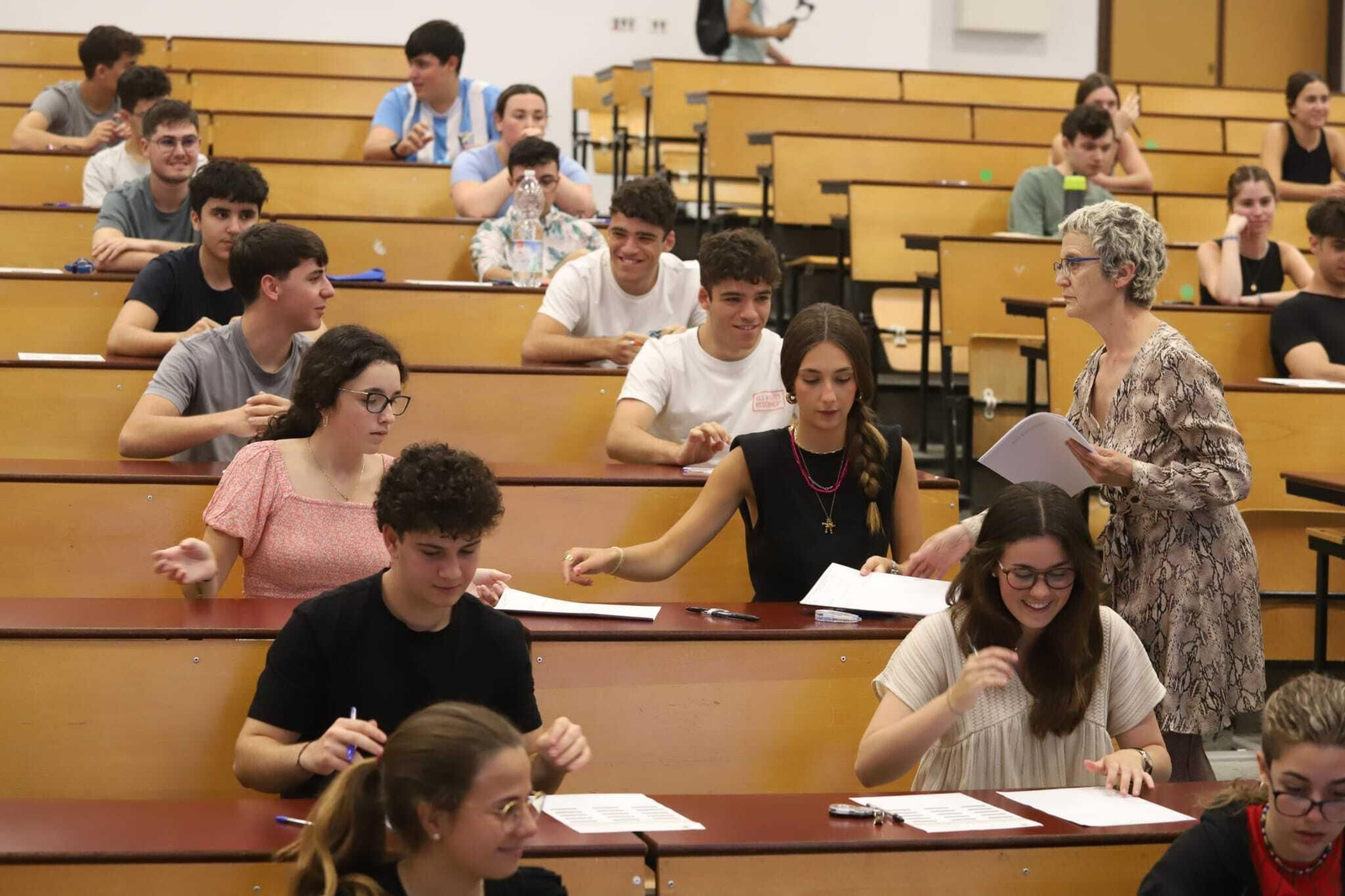 Estudiantes durante la PEvAU en la UMA, en la Facultad de Medicina. Estudiantes durante la PEvAU en la UMA, en la Facultad de Medicina.