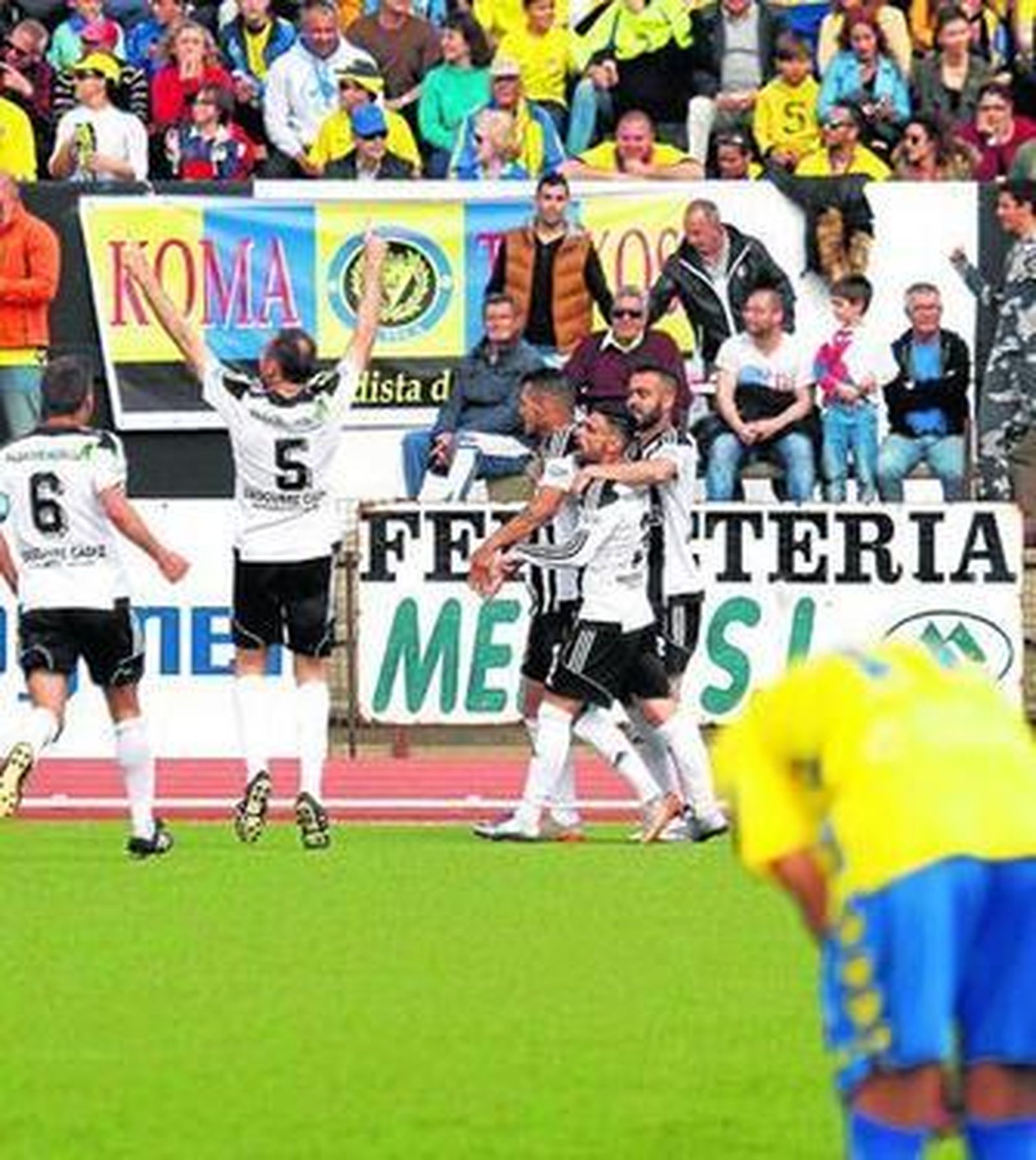 Un jugador del Cádiz, desolado tras un gol de la Balona.