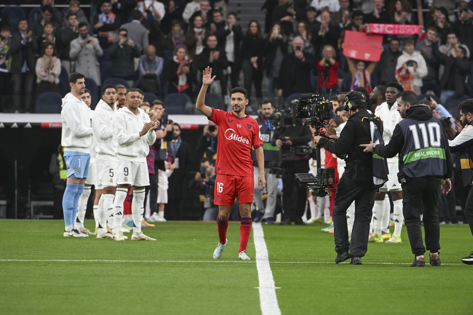 Jesús Navas recibe el homenaje del Santiago Bernabéu antes de comenzar el partido.