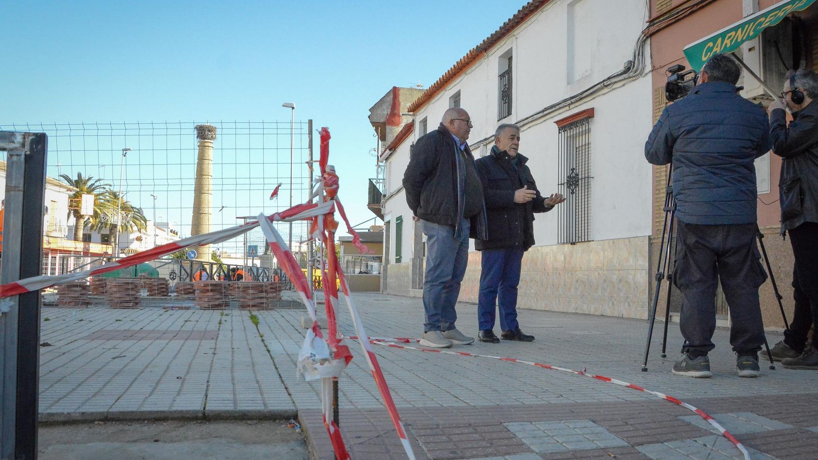 El concejal de Servicios, Vicente García, y  el alcalde de Almonte, Francisco Bella visitan las obras.