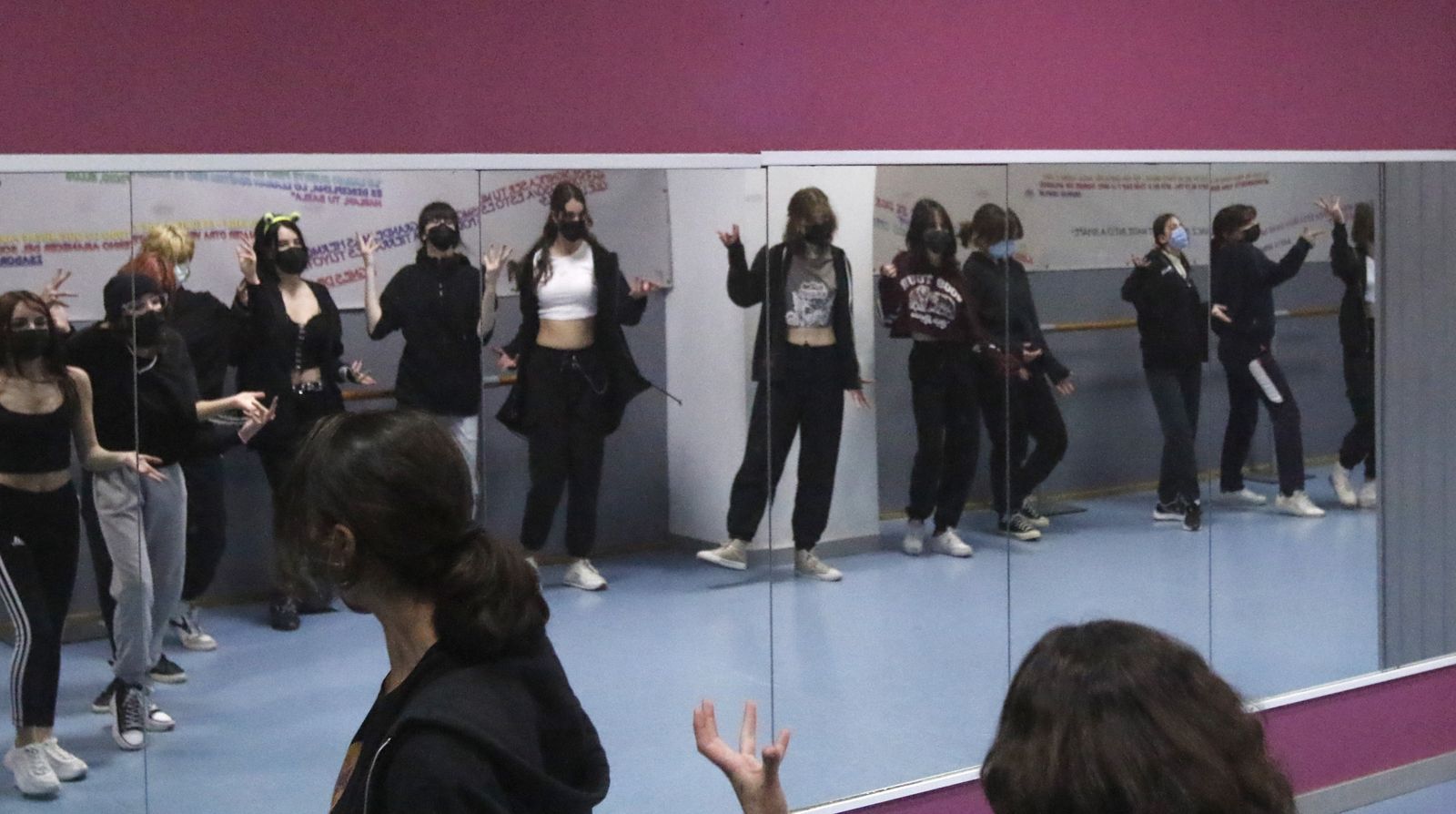 Las fotografías de una clase de K-pop en Córdoba, el baile coreano de moda