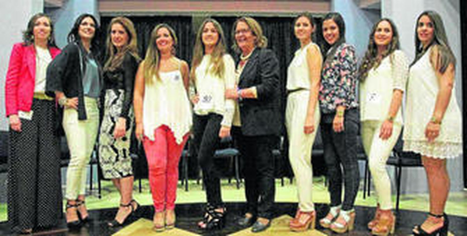 Imagen de la reina juvenil; Mercedes Martín, -en el centro de pantalón negro y camisa blanca- y su corte junto a la concejal de Feria y Fiestas, Juana Cid, ayer.