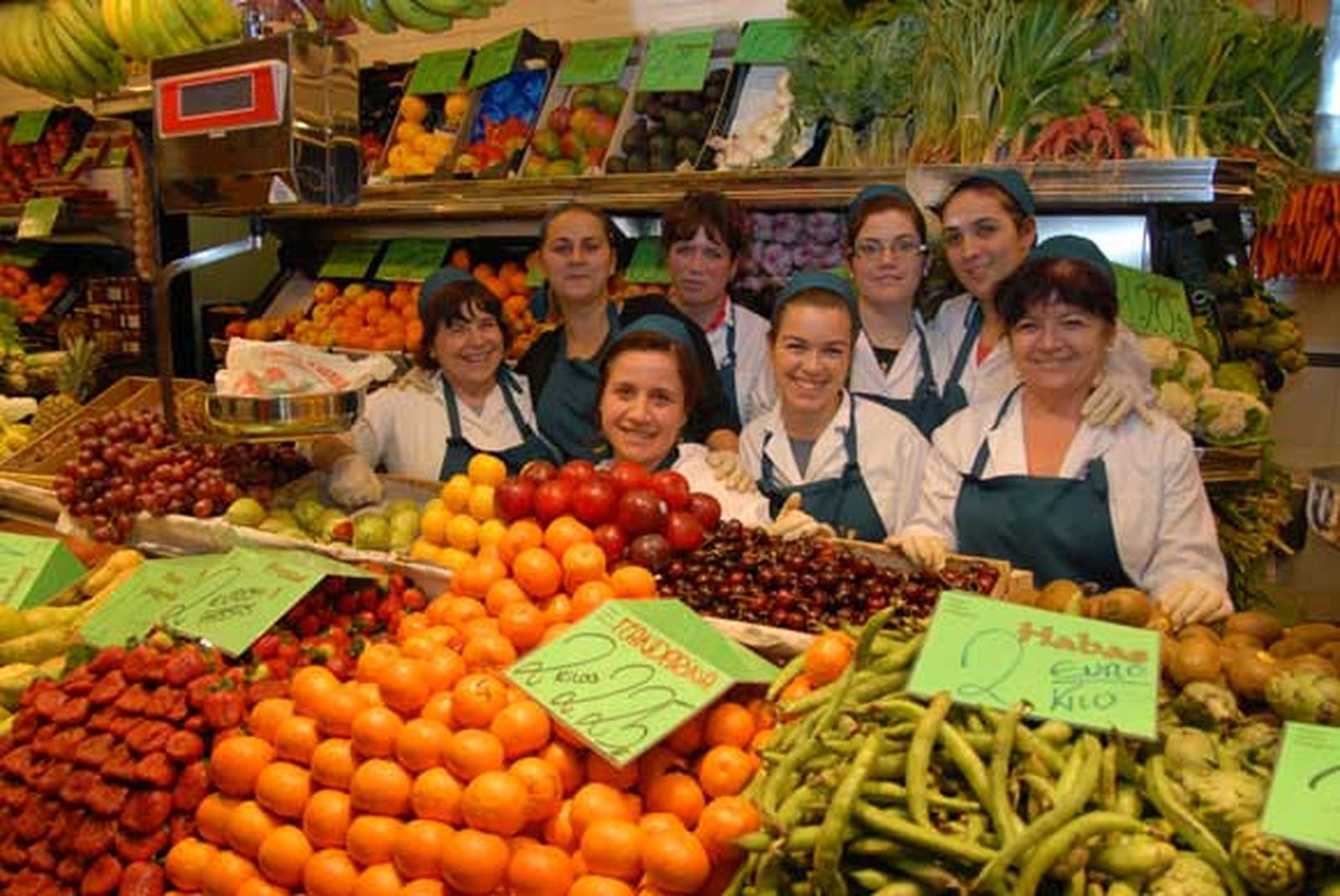 Frutas María
Propietarios: Diego López y María Flores · Trabajadores: M. Aragón, C. Montero, R. Butrón, R. y D. Manzorro, P. Maldivia, A. Flores y F. López
Puestos De F-7 a F-11
Género:Esta familia lleva 29 años trabajando en la Plaza de Abastos
Frutas Mari es un puesto de los de toda la vida, ya que su propietaria, María Flores, cosecha una trayectoria profesional de 29 años. Esta experiencia la convierte en una auténtica maestra del buen hacer. Entre sus especialidades el cliente puede encontrar frutas y verduras de Chiclana, Conil y Sanlúcar, “todo de muy buena calidad”.
Esta detallista opina que “en esta plaza todos somos muy buenos trabajadores y excelentes compañeros”.


Foto: Paco Periñán