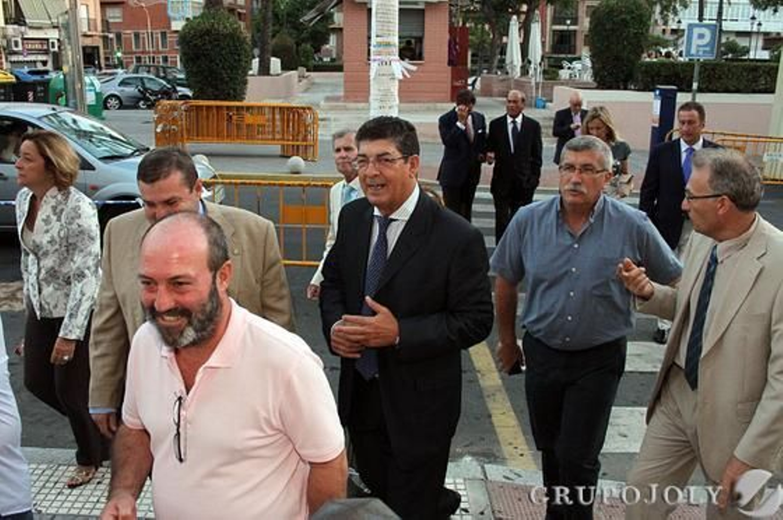 Pedro Jiménez, Diego Valderas y otros miembros de IU, a su llegada a La Merced.

Foto: Alberto Dominguez/ Paqui Segarra
