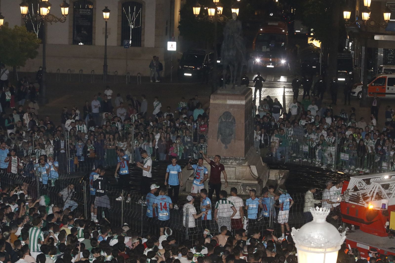 La celebración del ascenso del Córdoba CF en Las Tendillas, en imágenes