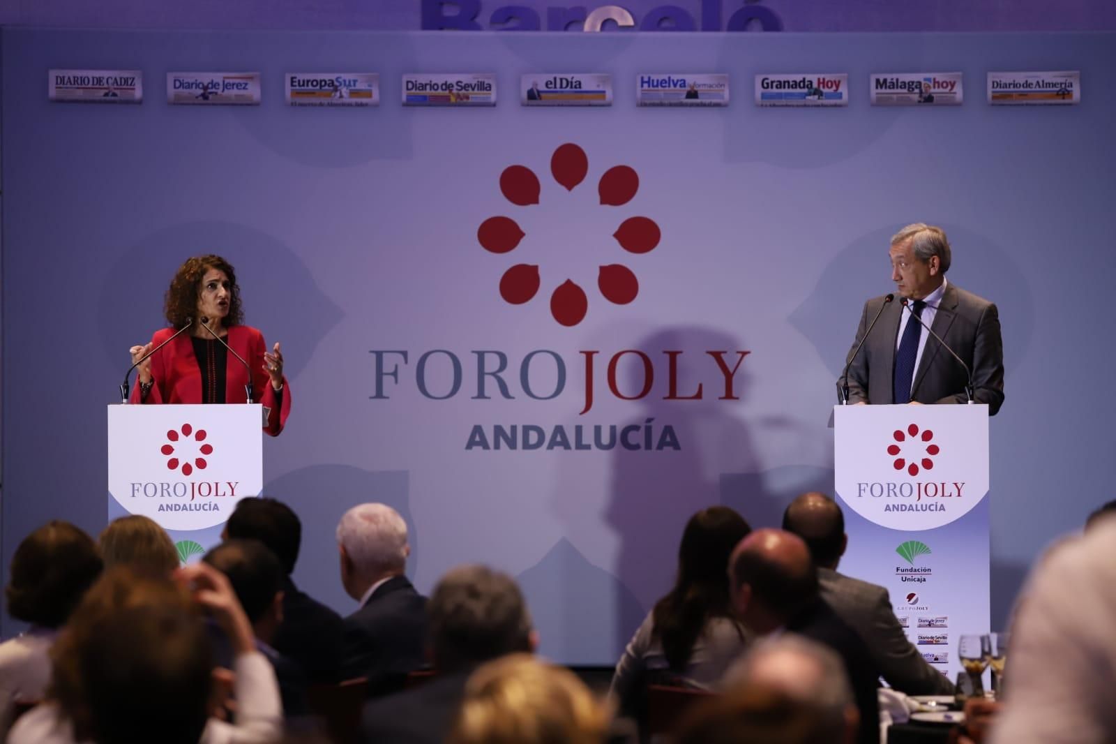 María Jesús Montero en el turno de preguntas junto al director de Málaga Hoy Antonio Méndez