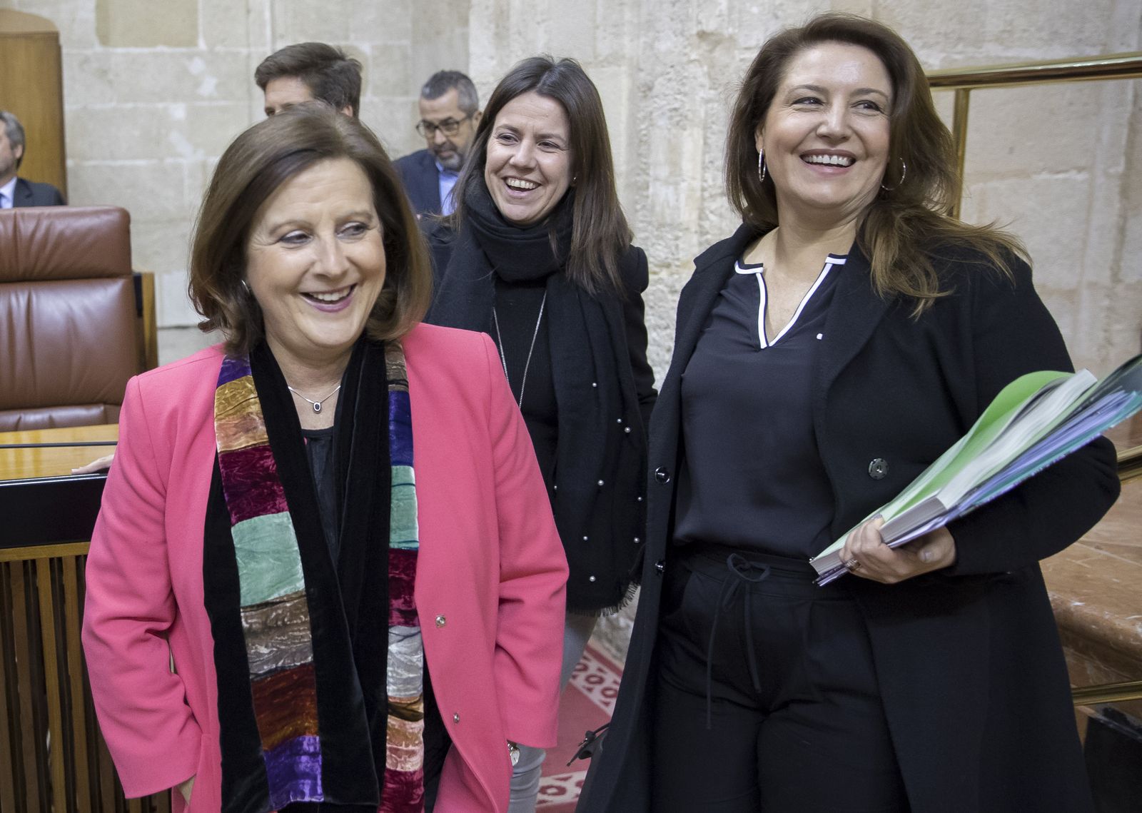 La ex consejera de Igualdad María José Sánchez Rubio, en el Parlamento junto a la consejera de Agricultura, Carmen Crespo.