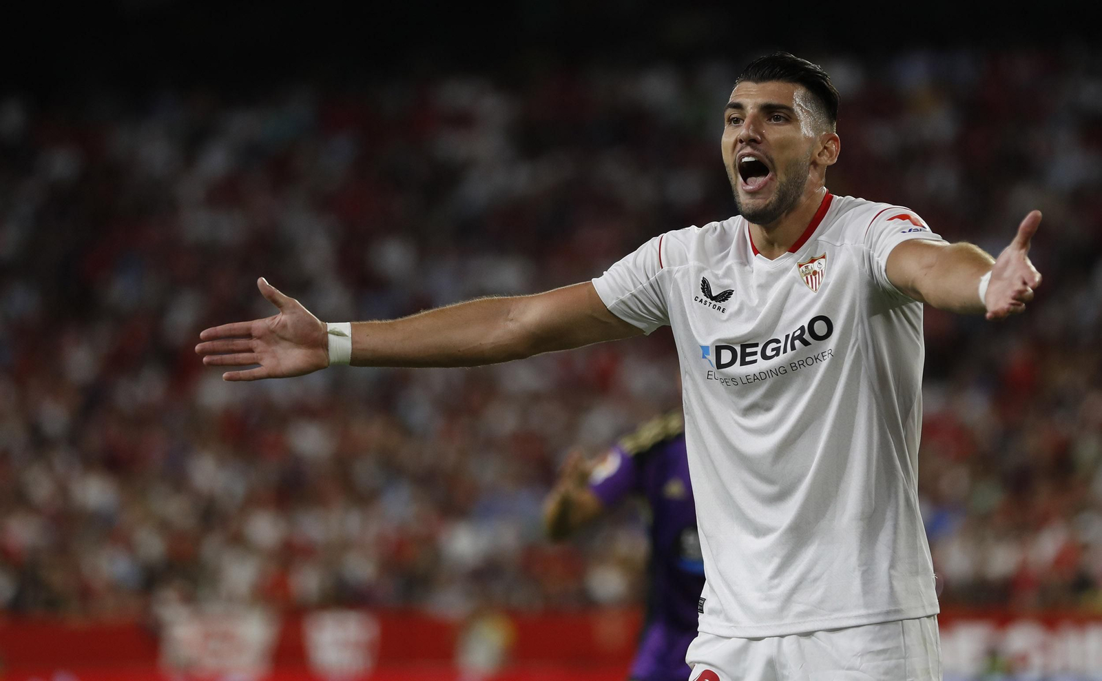 Rafa Mir se queja de una acción en el Sevilla-Valladolid.