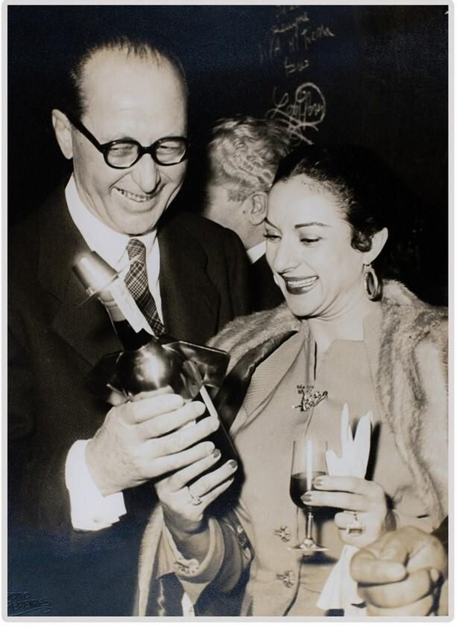 Lola Flores con Fernando González-Gordon en González Byass. Lola Flores con Fernando González-Gordon en González Byass.