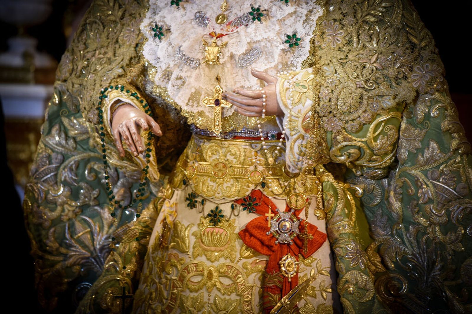 Las manos de la Macarena en el pasado besamanos