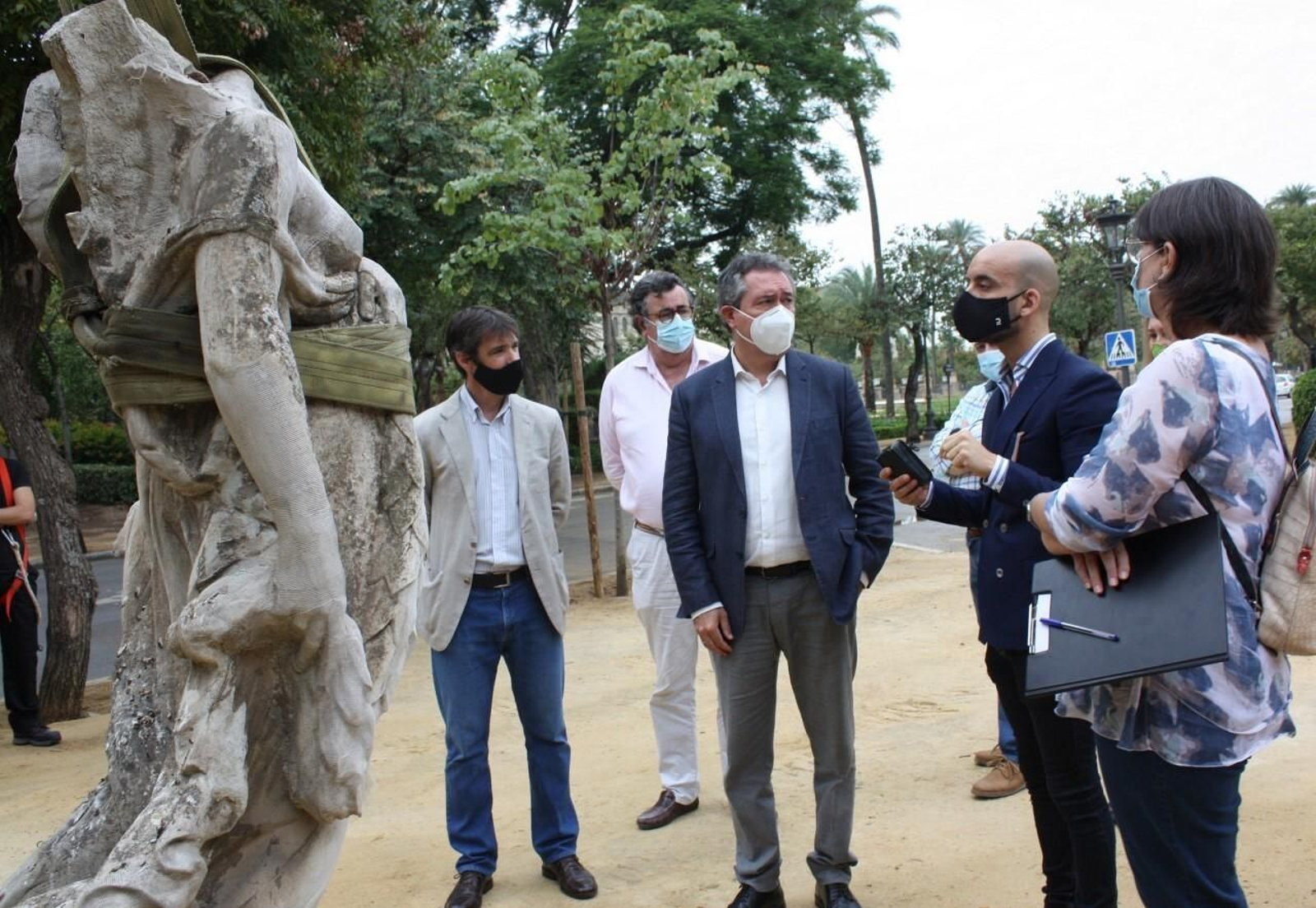 El alcalde Juan Espadas y el concejal David Guevara durante una visita a la restauración de las Victorias Aladas.
