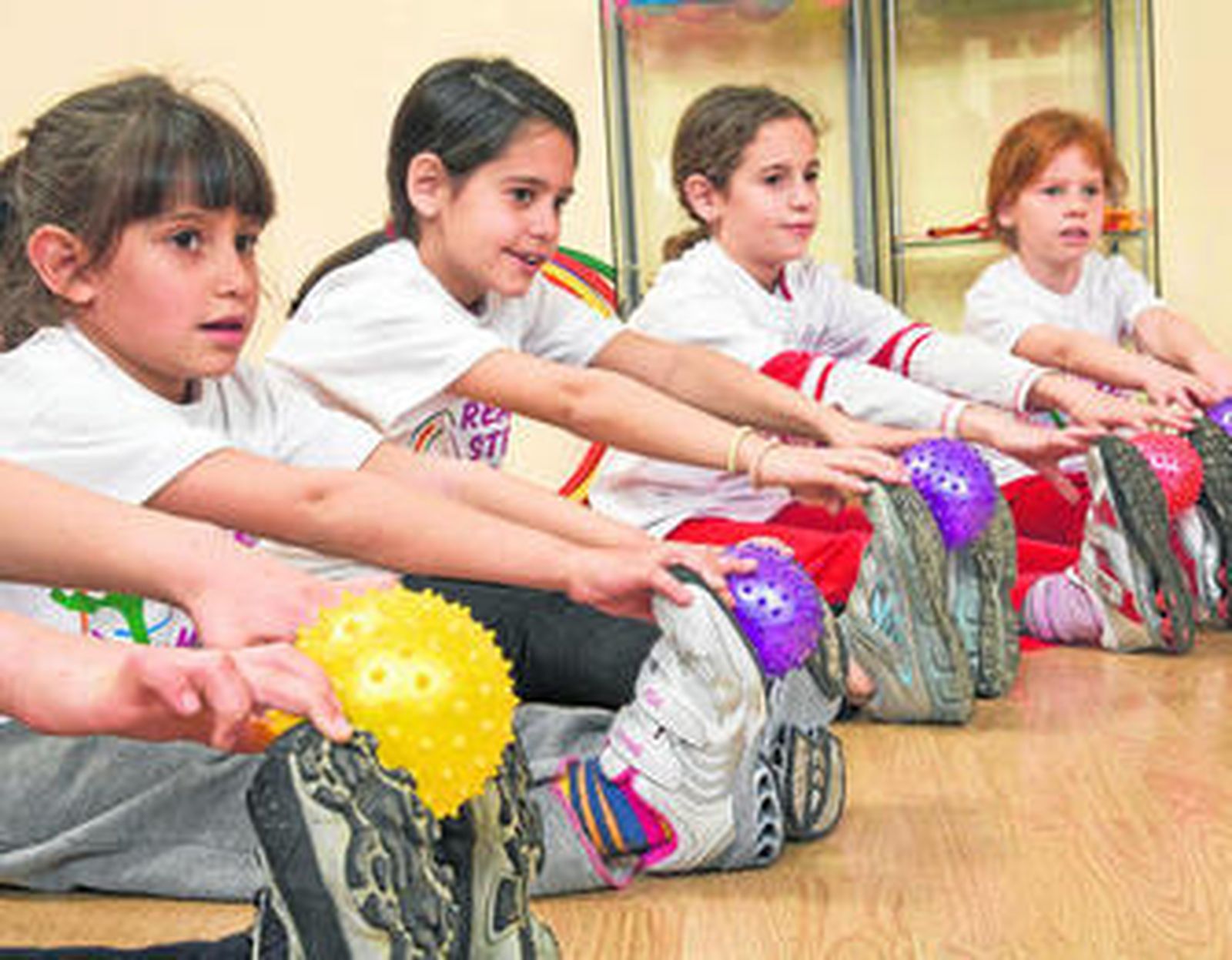 1. El ejercicio físico, que se complementa con cuentos y actividades en libros, hace que el aprendizaje del idioma sea muy dinámico y divertido para los niños. 2. A través de juegos, bailes y canciones, los pequeños, además de relajarse con posturas del yoga, adquieren un registro lingüístico de manera natural.  3. El lema de Ready Steady Move explica claramente el objetivo de este método de enseñanza del idioma: un cuerpo activo es un cuerpo receptivo.