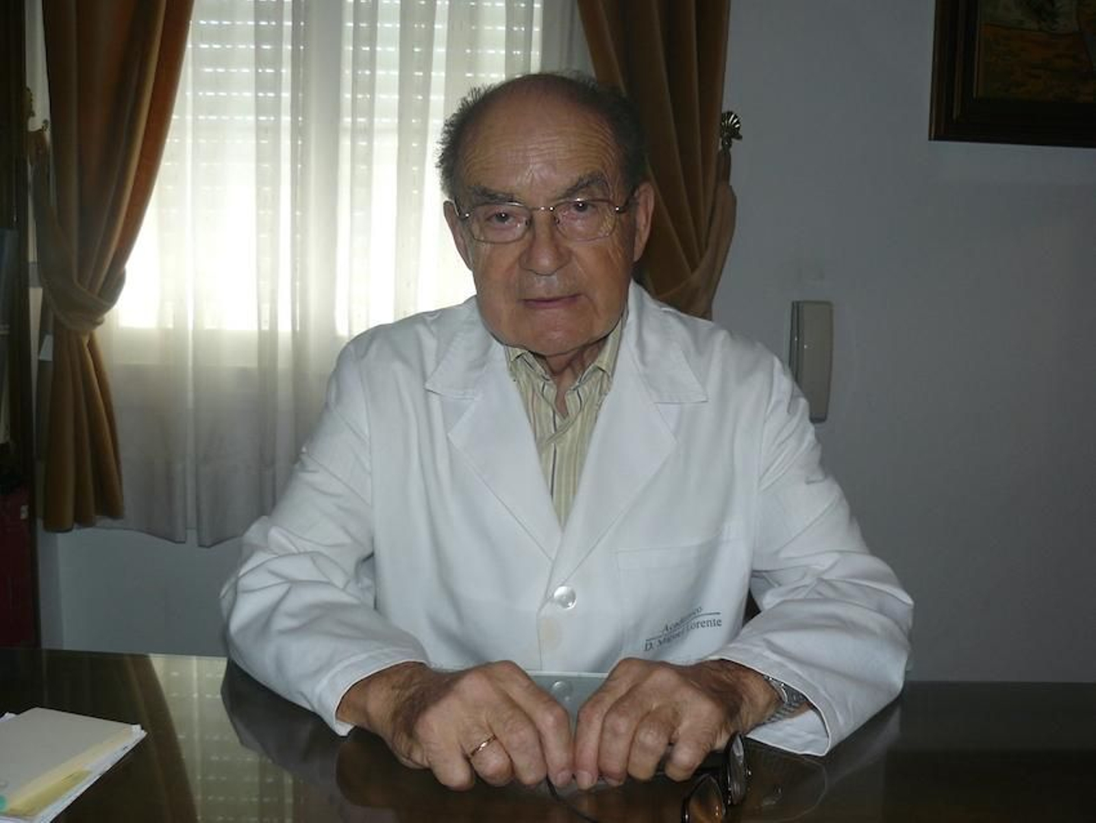 Don Miguel Lorente en una imagen tomada en su consulta privada de Olula del Río