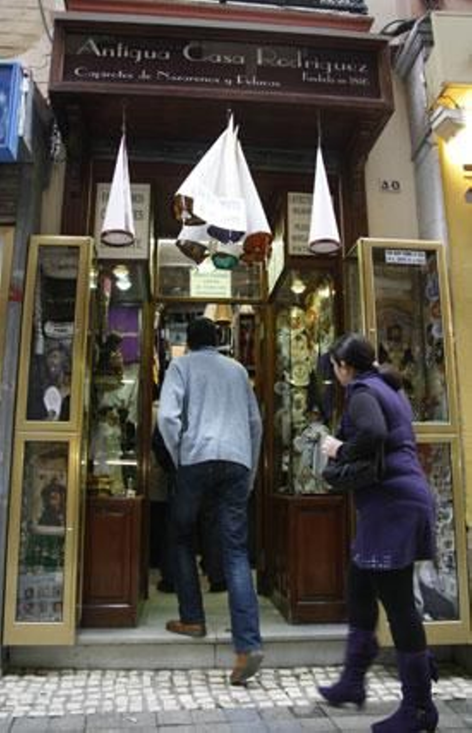 Dos clientes acceden a "Casa Rodríguez".

Foto: Fco. Lorca