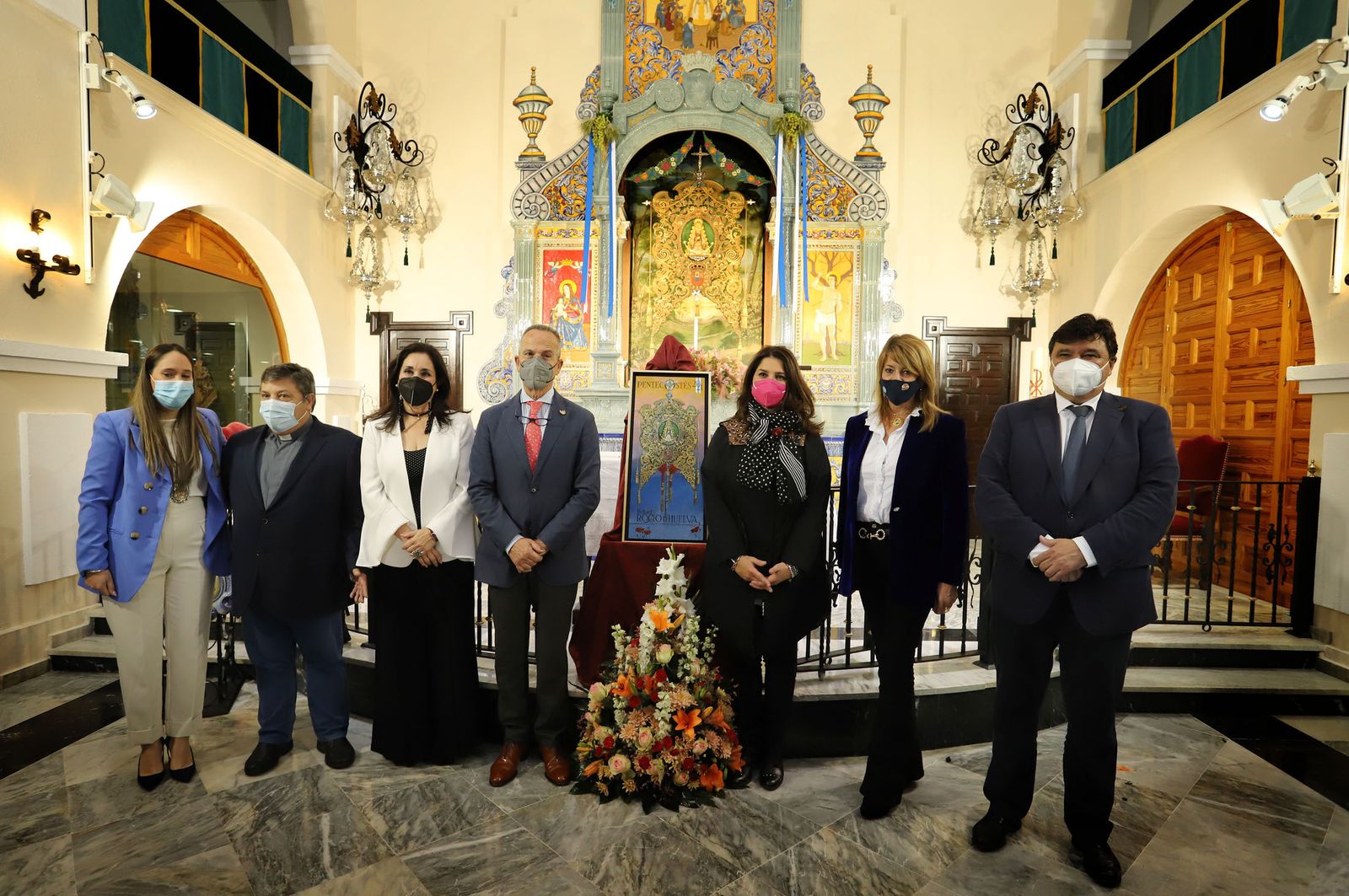 Imágenes de la presentación del cartel de la Hdad del Rocío de Huelva realizado por la pintora Nuria Barrera