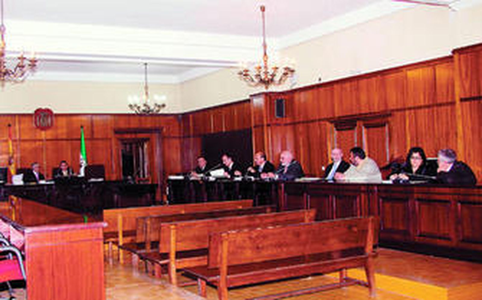 Los acusados, durante una de las sesiones del juicio, celebrado en febrero en la Audiencia de Sevilla.