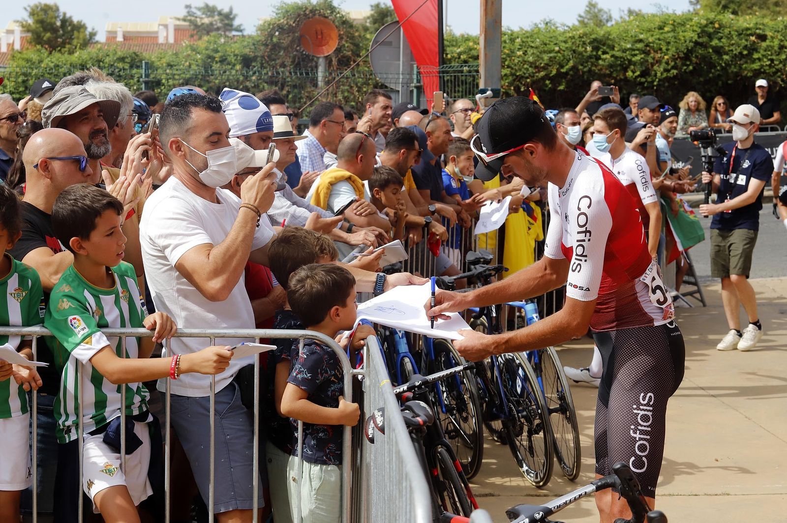 Imágenes de la Vuelta Ciclista a España en su salida desde Aracena en la 17ª etapa