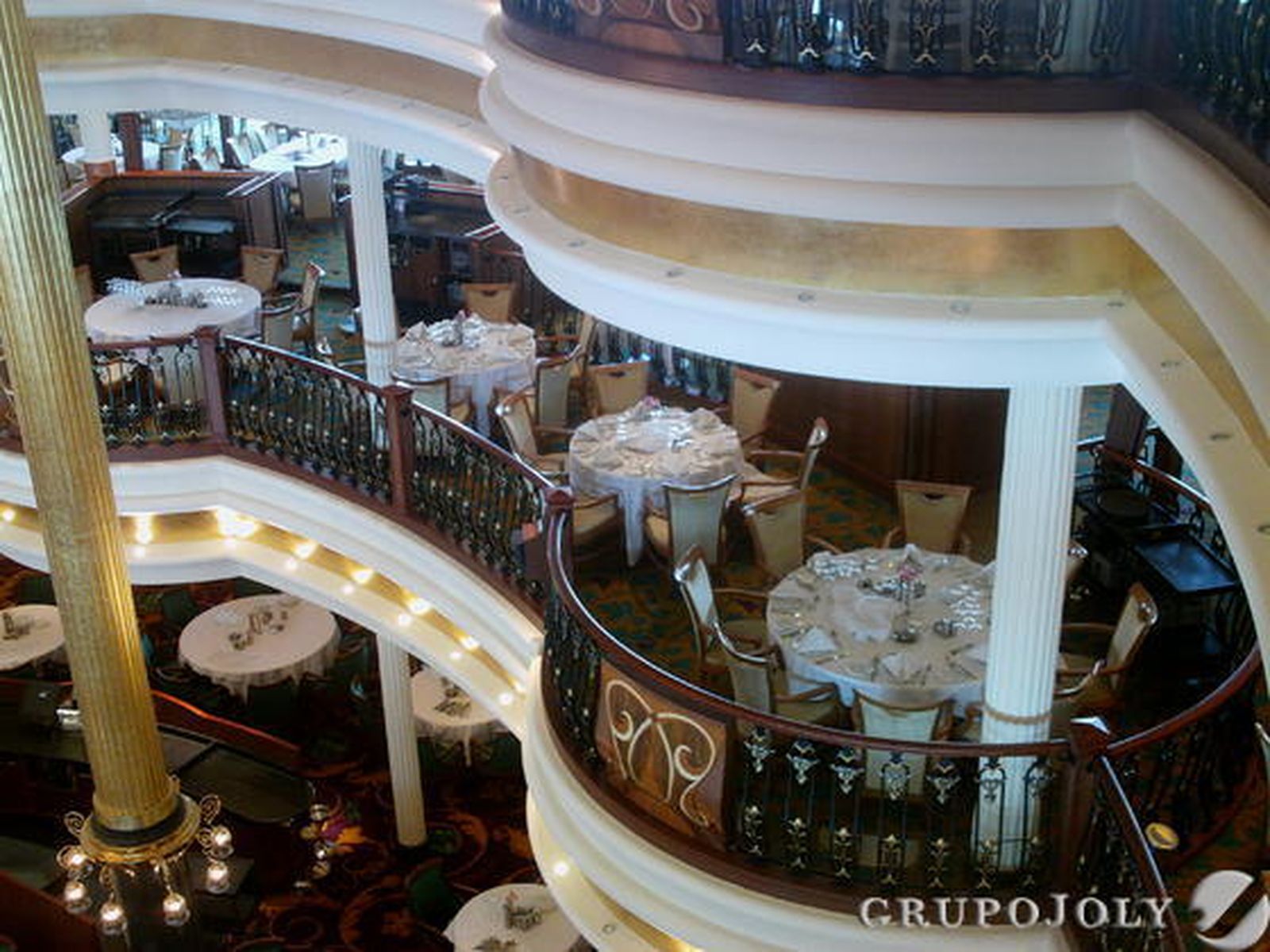 Imágenes del interior del crucero, una auténtica ciudad flotante

Foto: Rosa Gomez