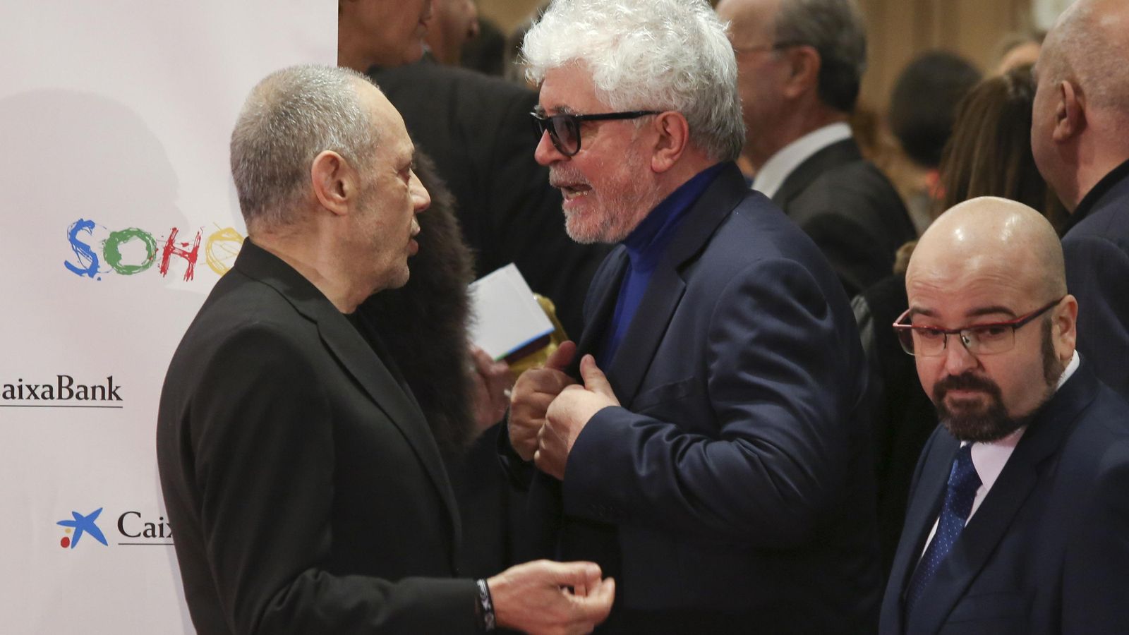 Pedro Almodóvar conversa a su llegada con Lluís Pasqual.