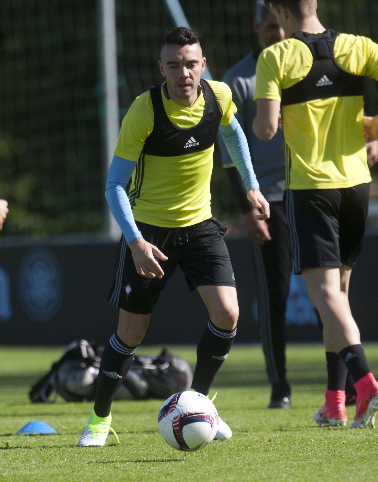 Iago Aspas controla la pelota en el entrenamiento de ayer.