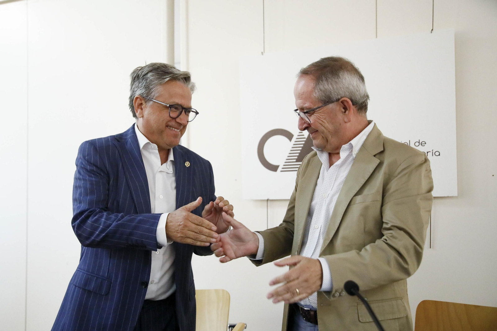 Imágenes del nombramiento como colegiado de honor a Santiago Alfonso en el colegio oficial de arquitectos de Almería