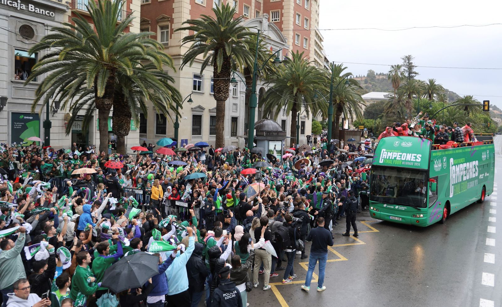 El Unicaja celebra en las calles de Málaga el título de la BCL
