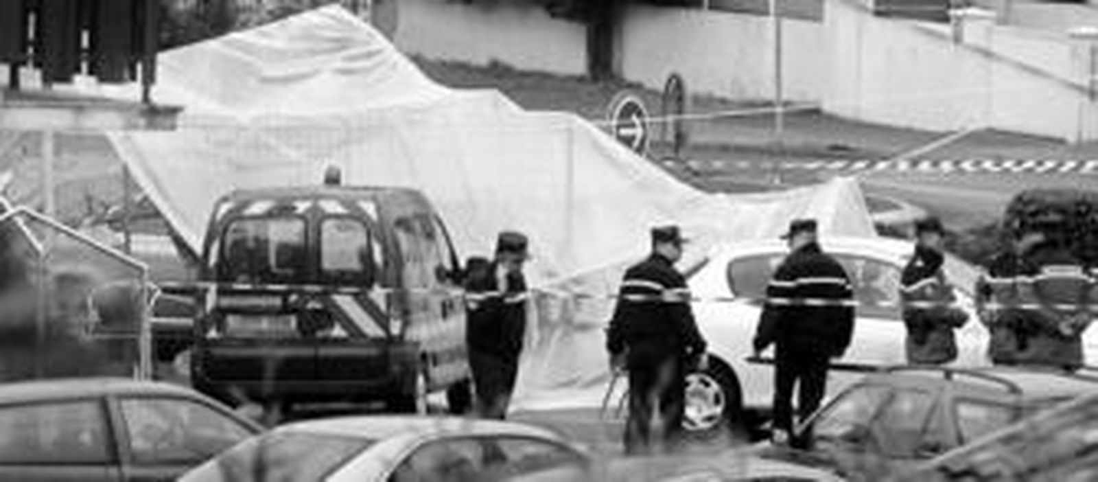 Policías franceses junto al vehículo de la pareja de guardias civiles atacada ayer en la localidad de Capbreton, en Las Landas.