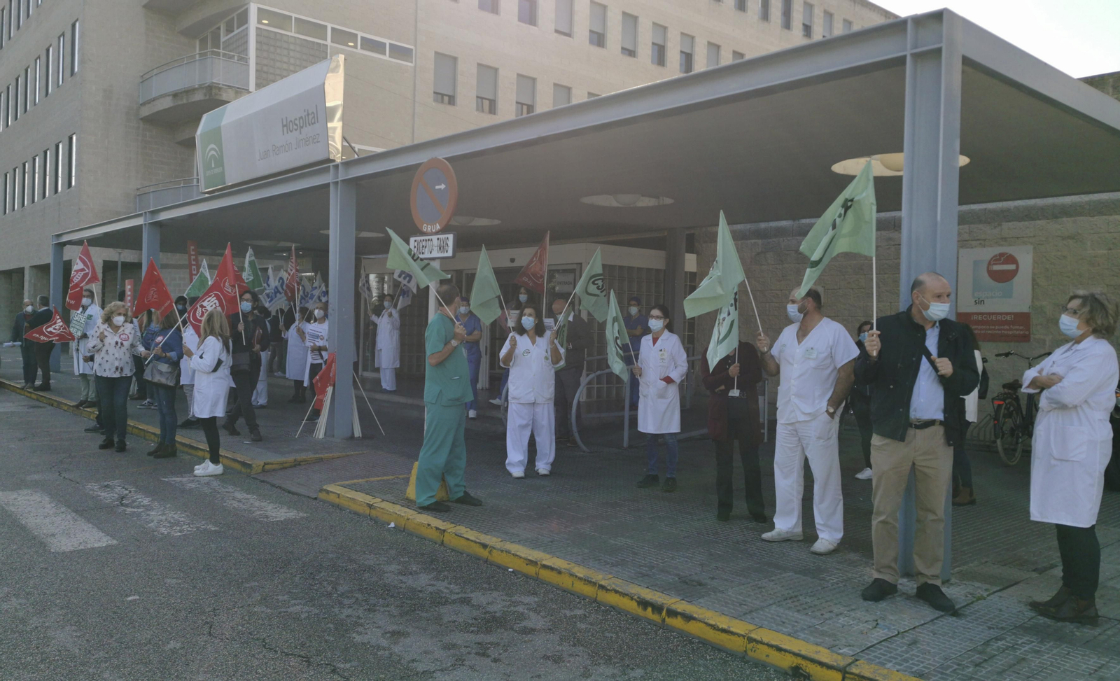 El sindicato CSIF se moviliza en las puertas del Hospital Juan Ramón Jiménez.