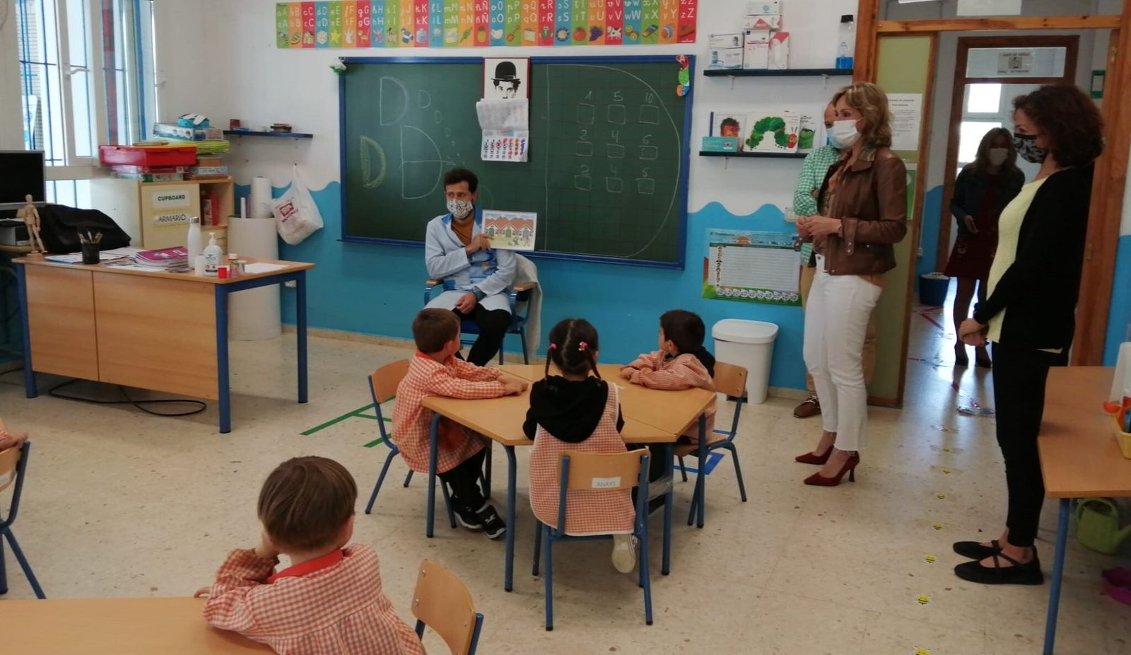 Visita de Troncoso a la Escuela Infantil Vicente Nacarino de Palma del Río.