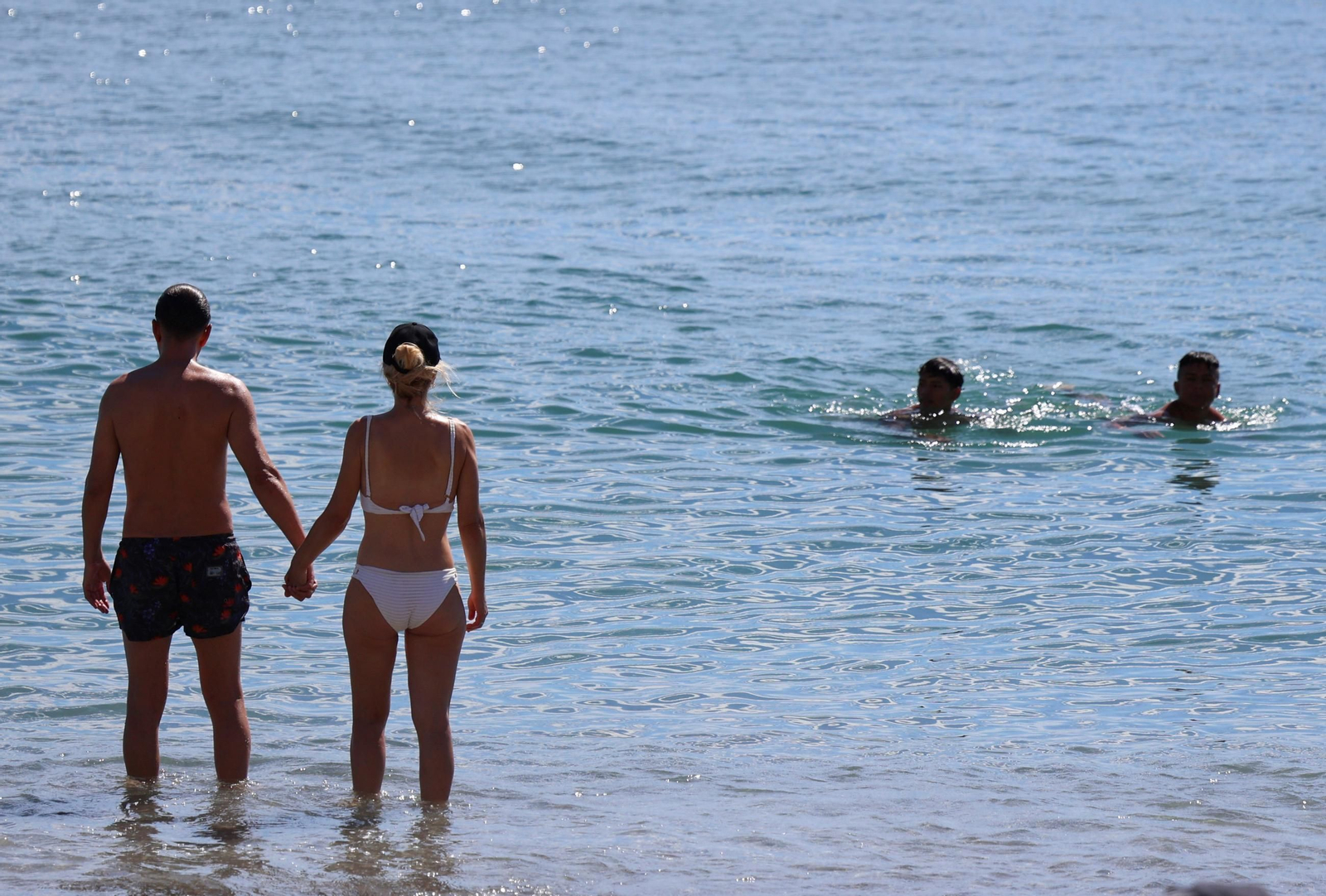 Bañistas en las playas de Málaga, ya en otoño.