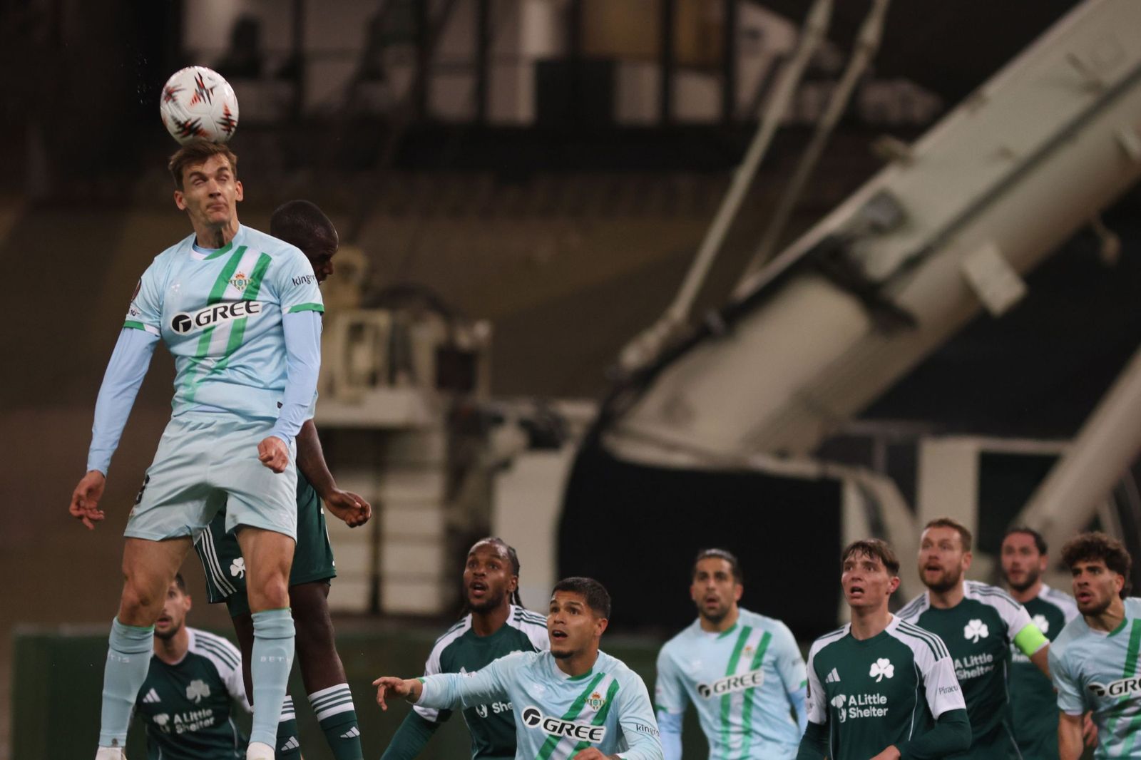 Llorente, en un salto con Tetteh, despeja la pelota.