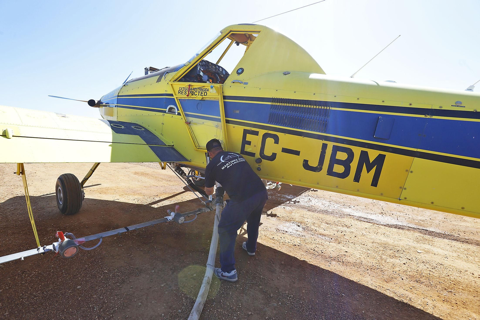 Imágenes del vuelo demostrativo de los medios aéreos del servicio de control de mosquitos