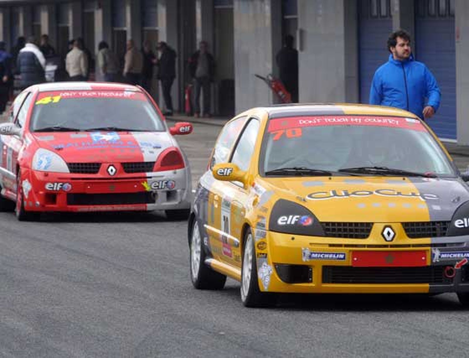 Vehículos de todos los colores sobre el asfalto del trazado jerezano.

Foto: Manuel Aranda