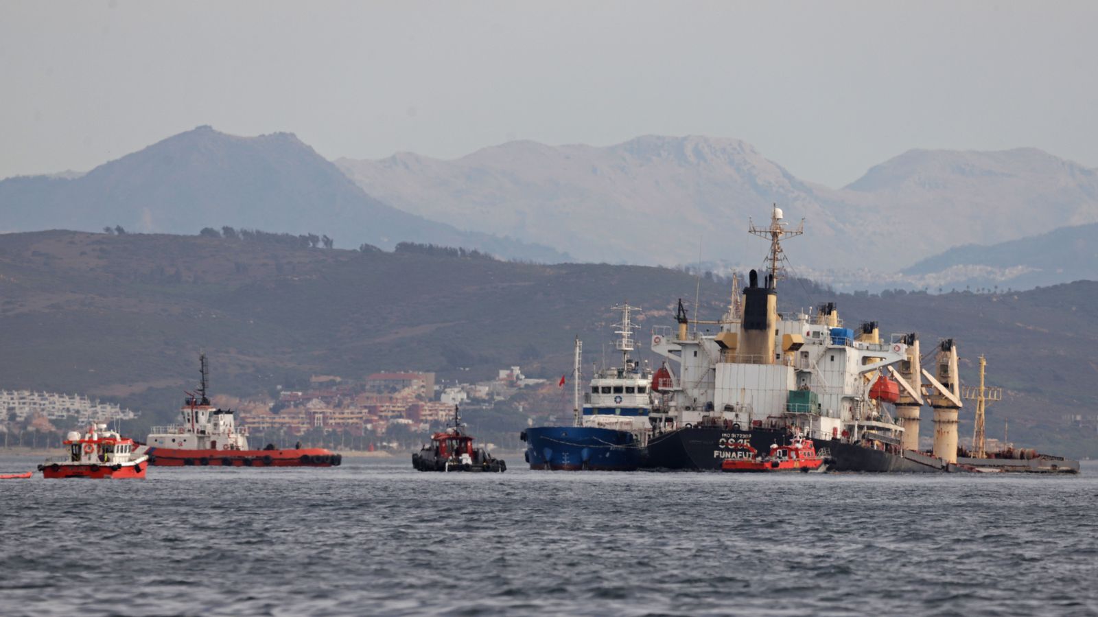 Fotos del buque hundido en Gibraltar y vertido en la playa de Poniente de La Línea