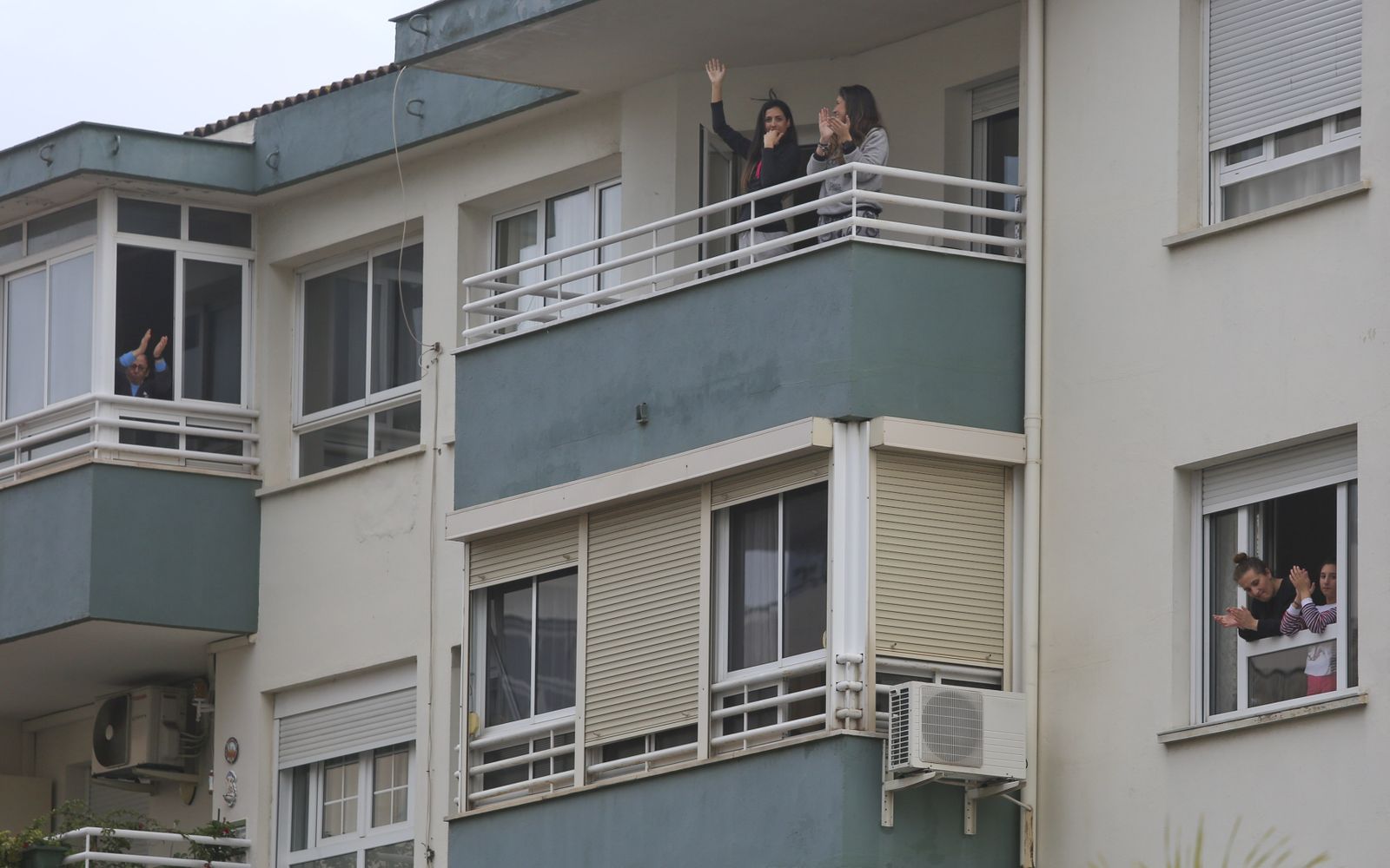 Coronavirus en Málaga: Aplausos que emocionan en el hospital Regional, en fotos