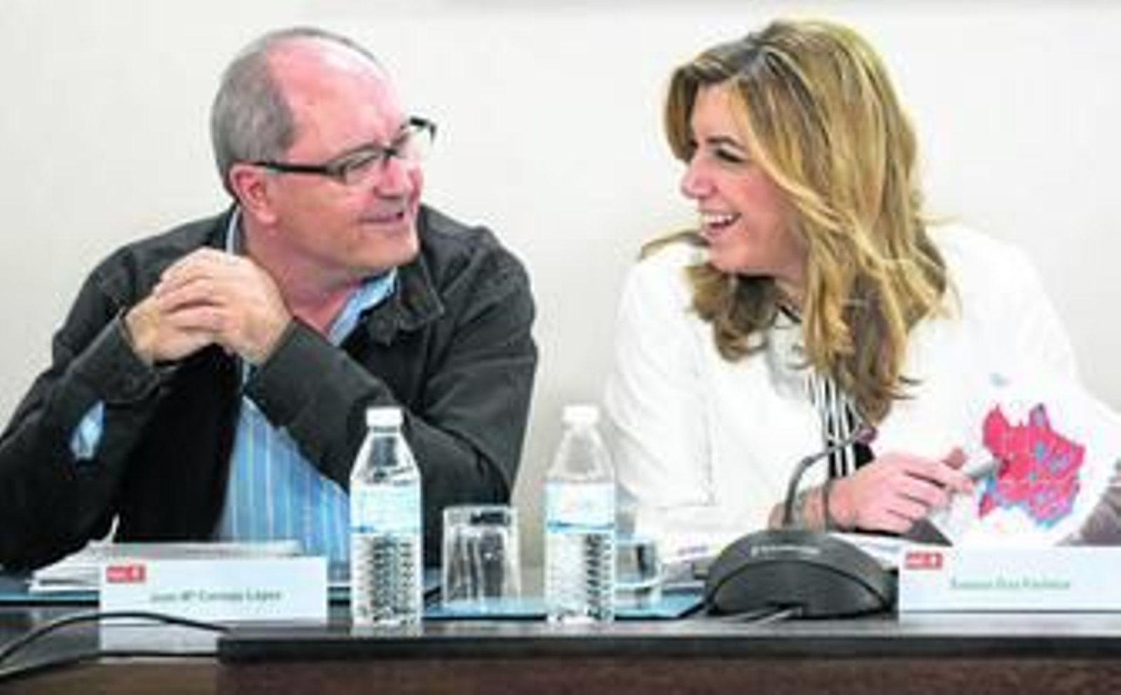 La secretaria general del PSOE-A, Susana Díaz, muestra un mapa electoral al secretario de Organización, Juan Cornejo, en una reunión de la Ejecutiva socialista.