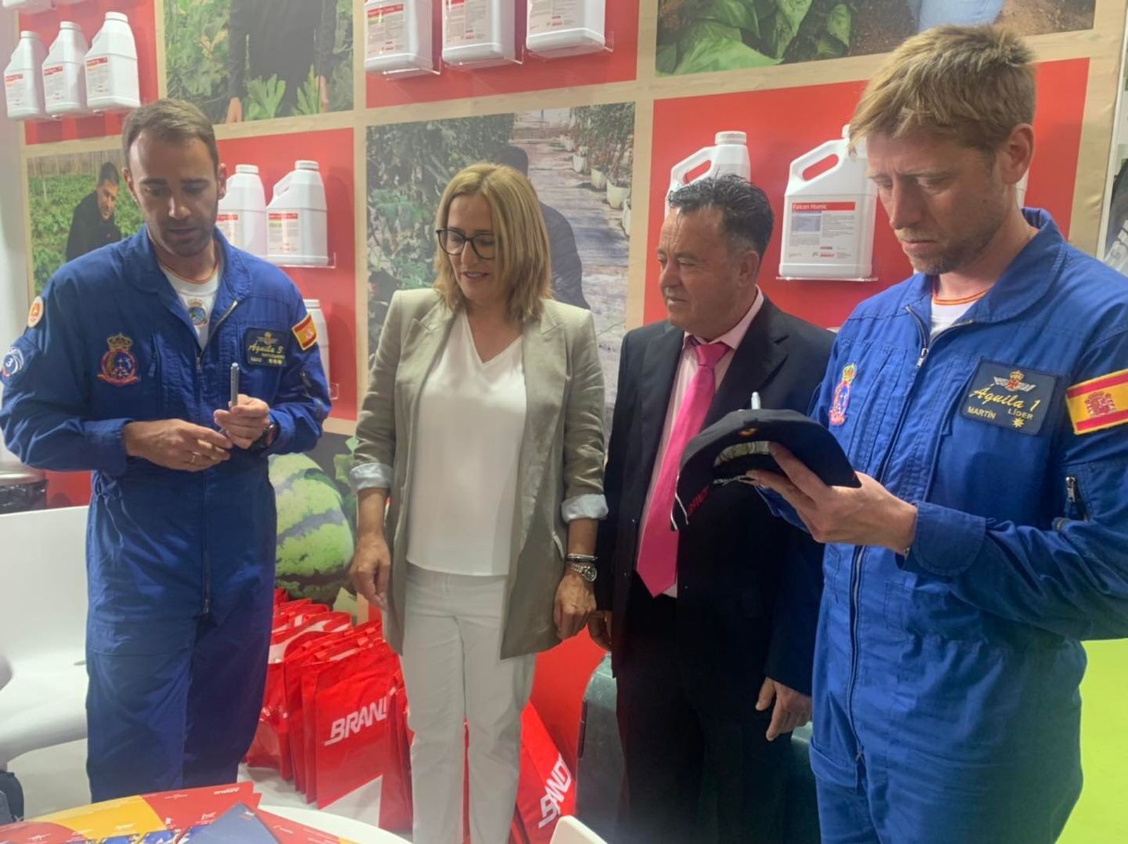 La nota de color la han dado dos pilotos de la Patrulla Águila, el grupo de vuelo acrobático del Ejército del Aire Español.