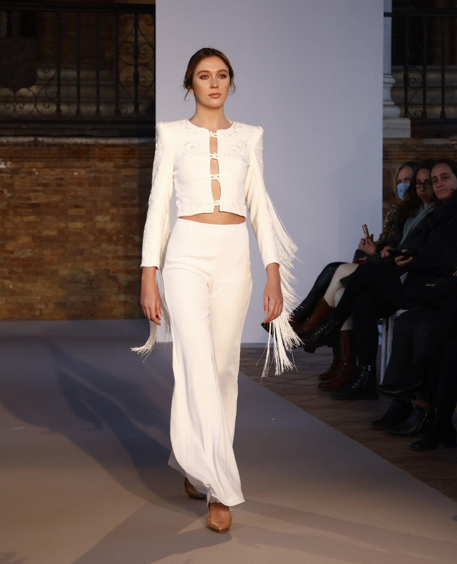 Las tendencias en vestidos de novia e invitada de la pasarela SIQ, en fotos