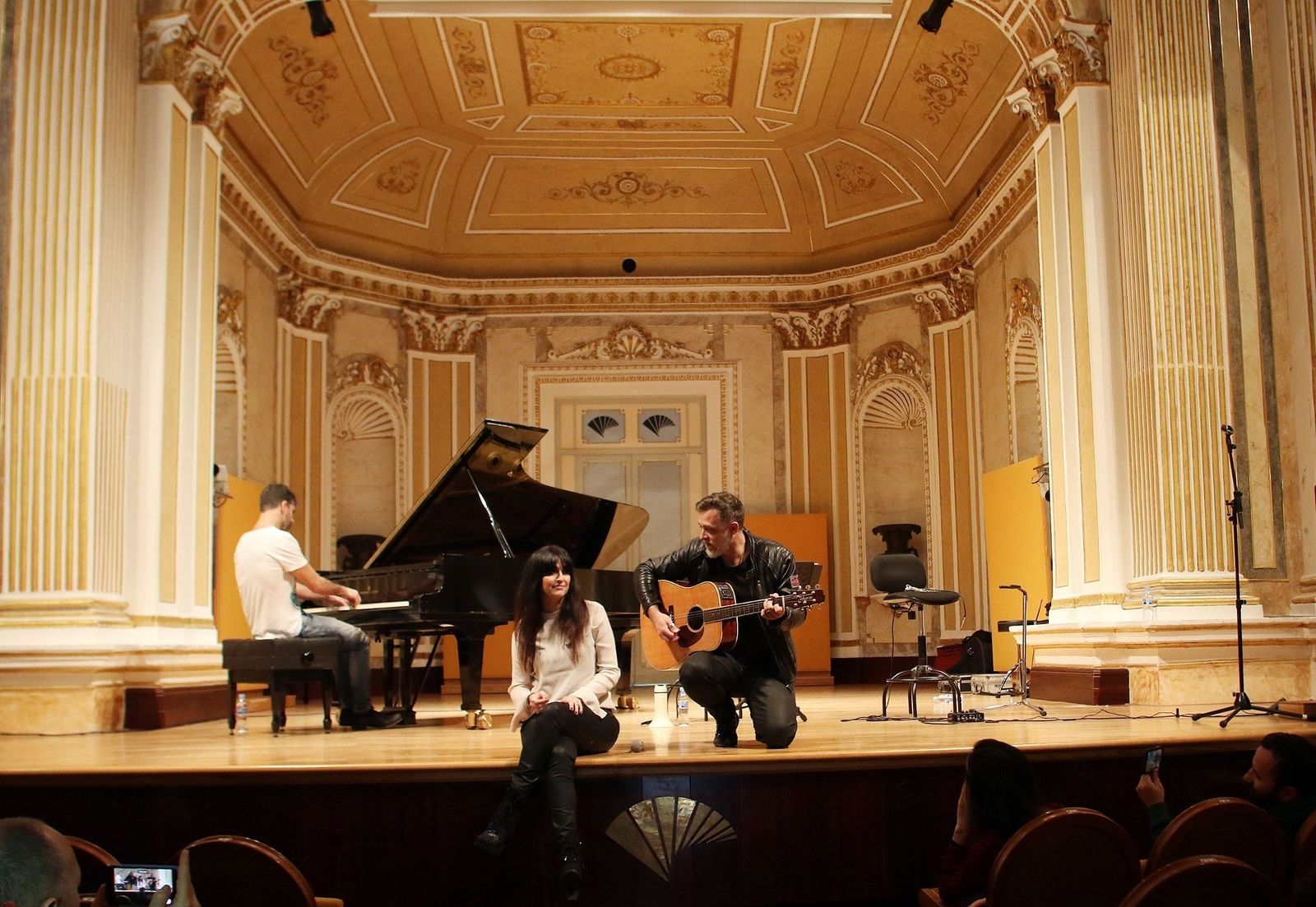 Efecto Mariposa durante un concierto acústico en Málaga.