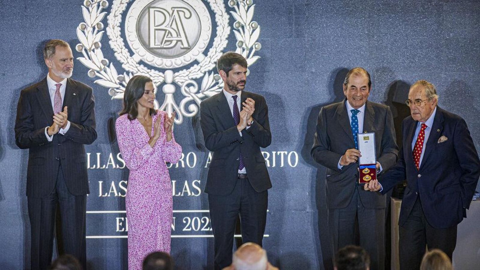 Urtasun aplaude a los hermanos Miura en la entrega de las medallas de Bellas Artes de 2022.