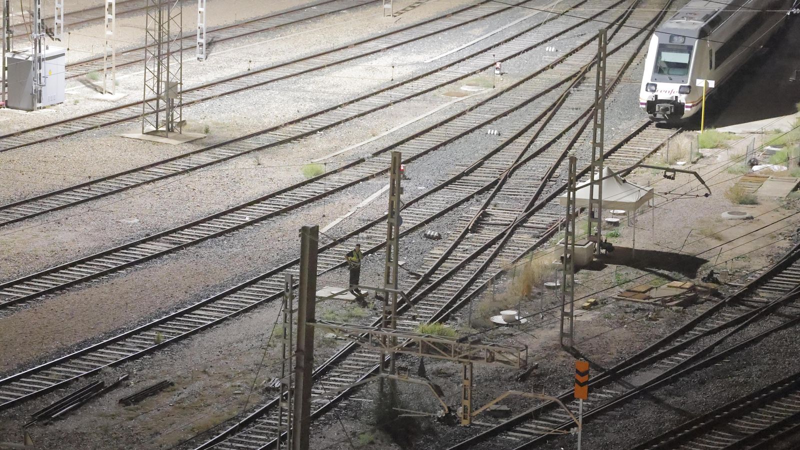 Búsqueda de pistas de Álvaro Prieto en las vías del tren de la estación de Santa Justa. Búsqueda de pistas de Álvaro Prieto en las vías del tren de la estación de Santa Justa.