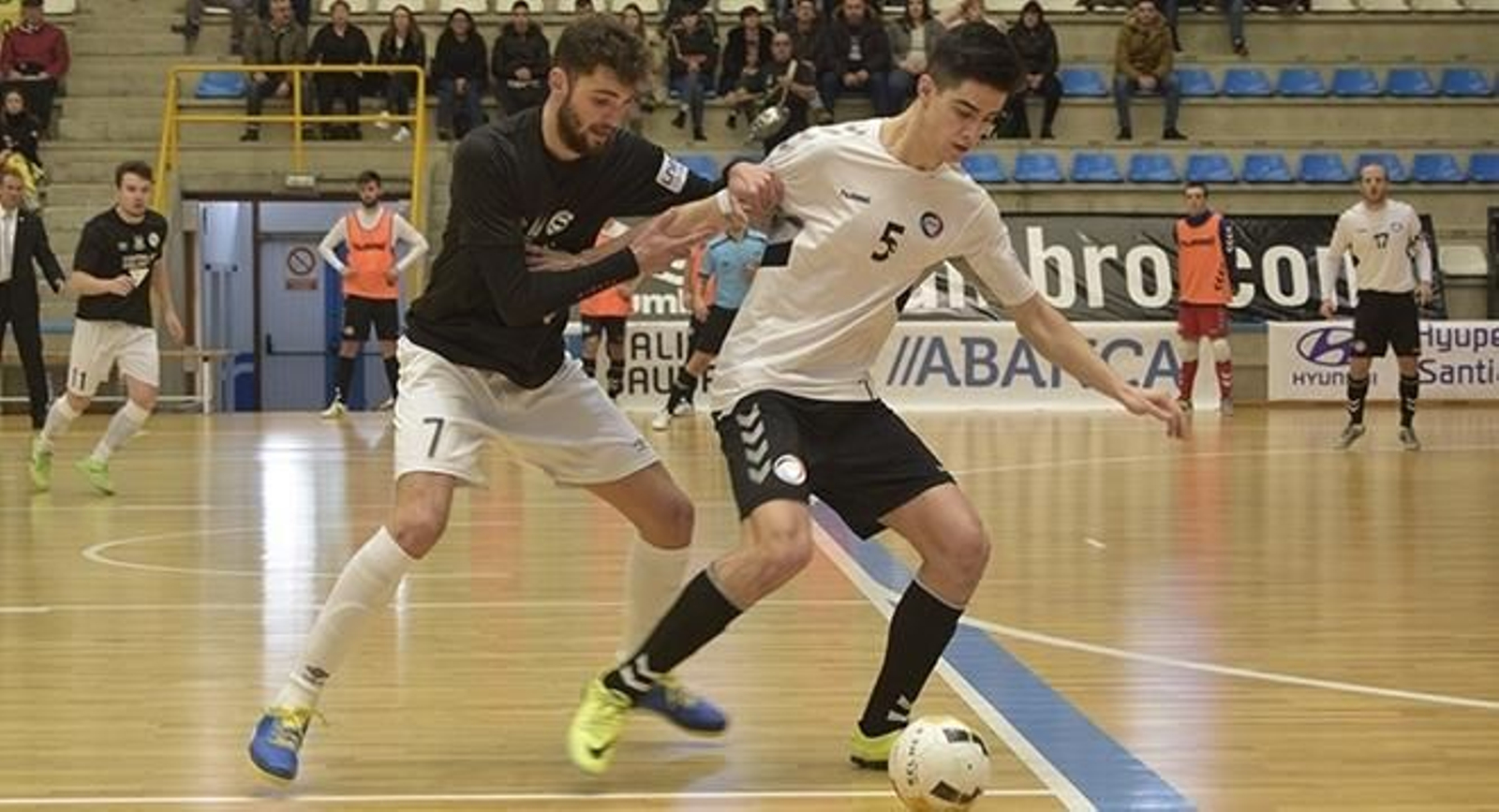Zequi, a la izquierda, durante un partido con el Santiago Futsal. Zequi, a la izquierda, durante un partido con el Santiago Futsal.