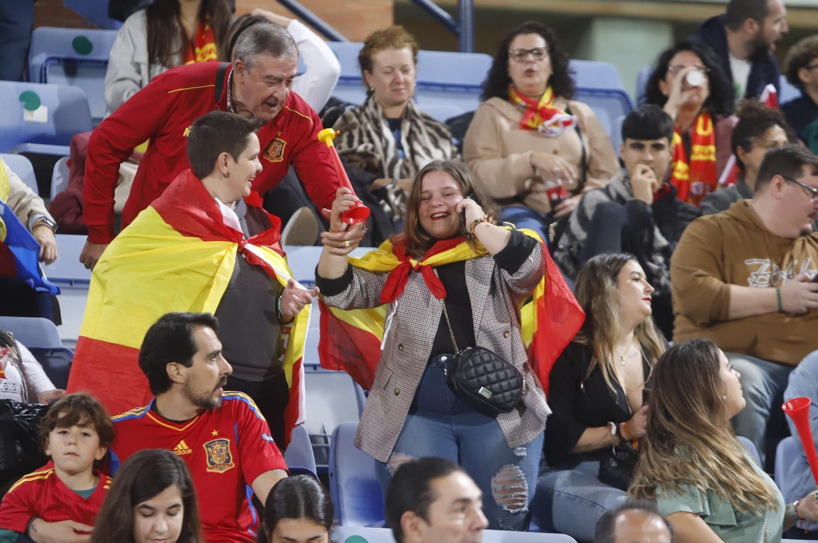 Gran ambiente para ver la selección española sub-21 en Huelva