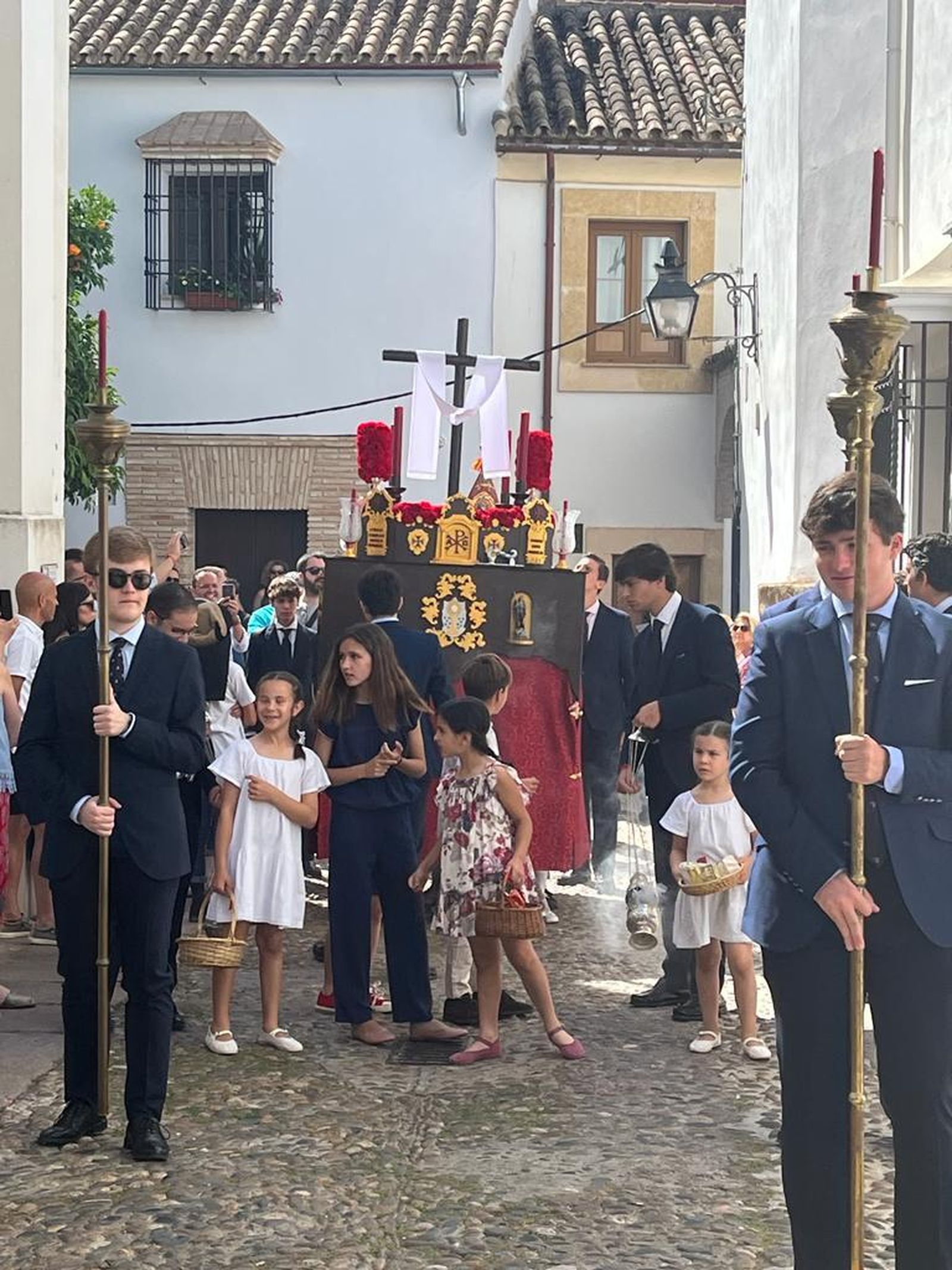 Alcorce pasea por la Judería de Córdoba la tradicional Cruz de Mayo, en imágenes