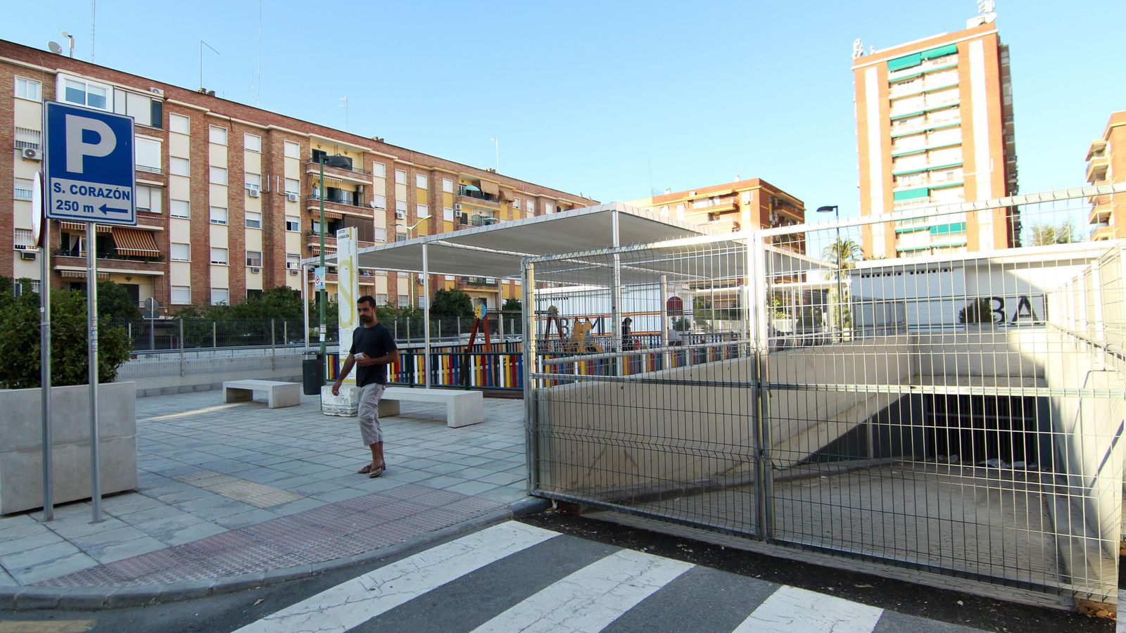 La plaza de Rafael Salgado sobre el aparcamiento se remató de urgencia en 2012. El Ayuntamiento quiere mejorar su diseño.