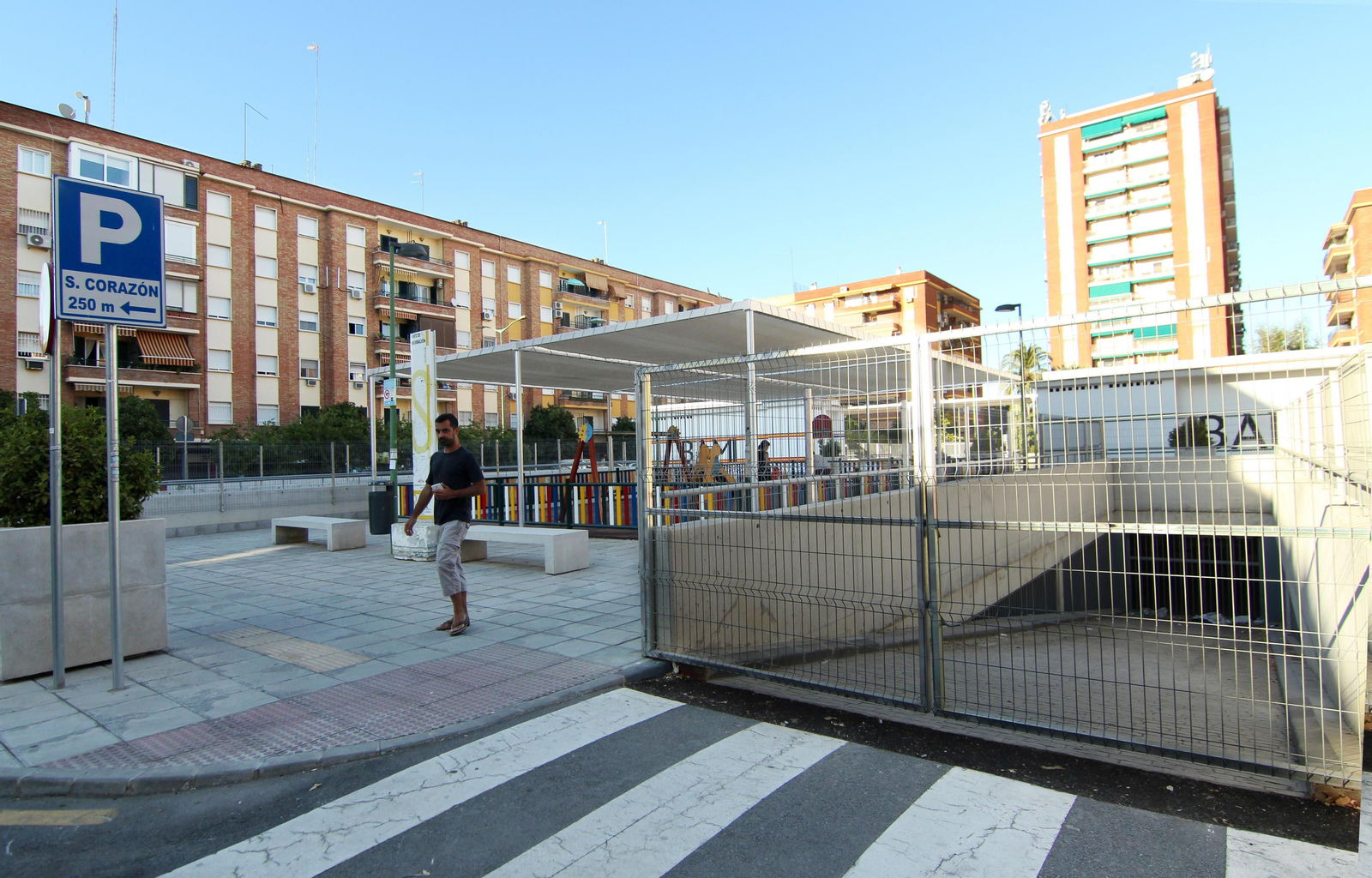 La plaza de Rafael Salgado sobre el aparcamiento se remató de urgencia en 2012. El Ayuntamiento quiere mejorar su diseño.
