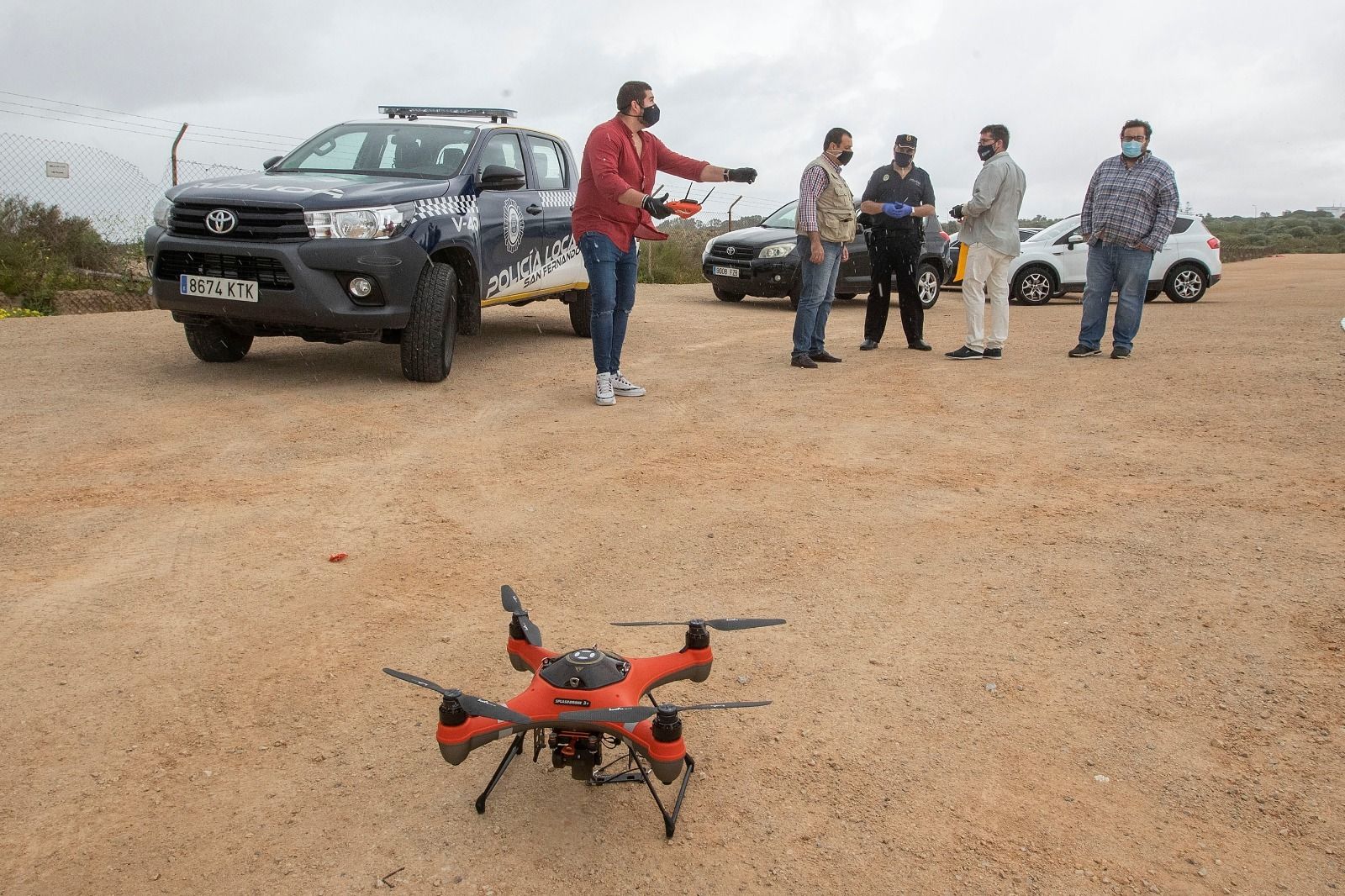 Probando los drones de la Policía Local en la playa de Camposoto.